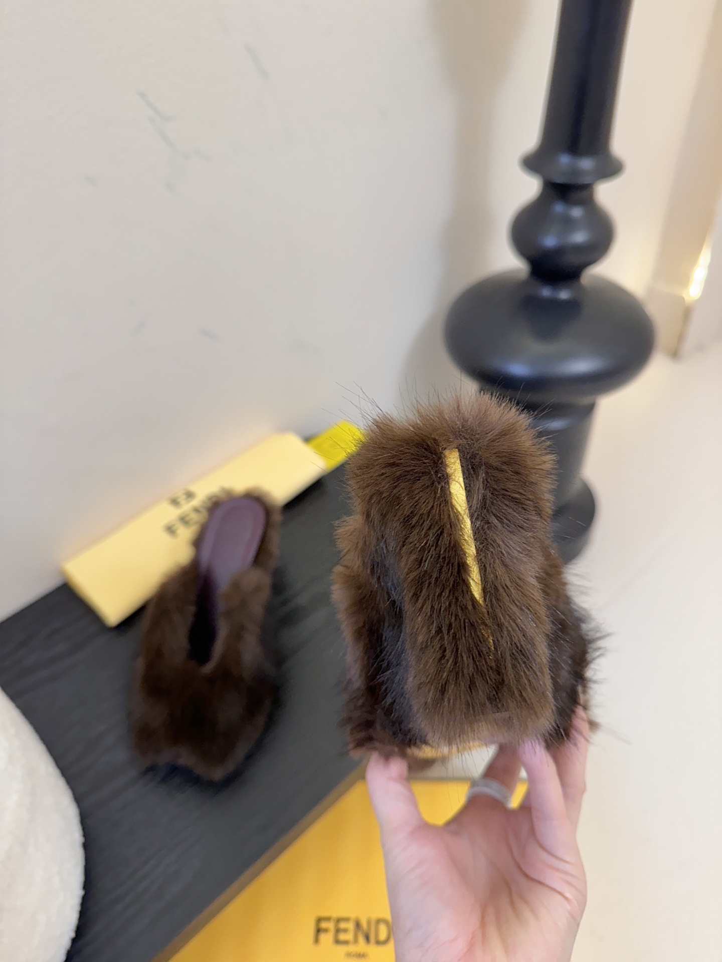 芬迪𝗙𝗘𝗡𝗗𝗜.25走秀主推爆单款，新品上线，芬迪首款“坡跟后跟金属竖条”装饰高跟复古鱼嘴拖鞋，秋冬主推