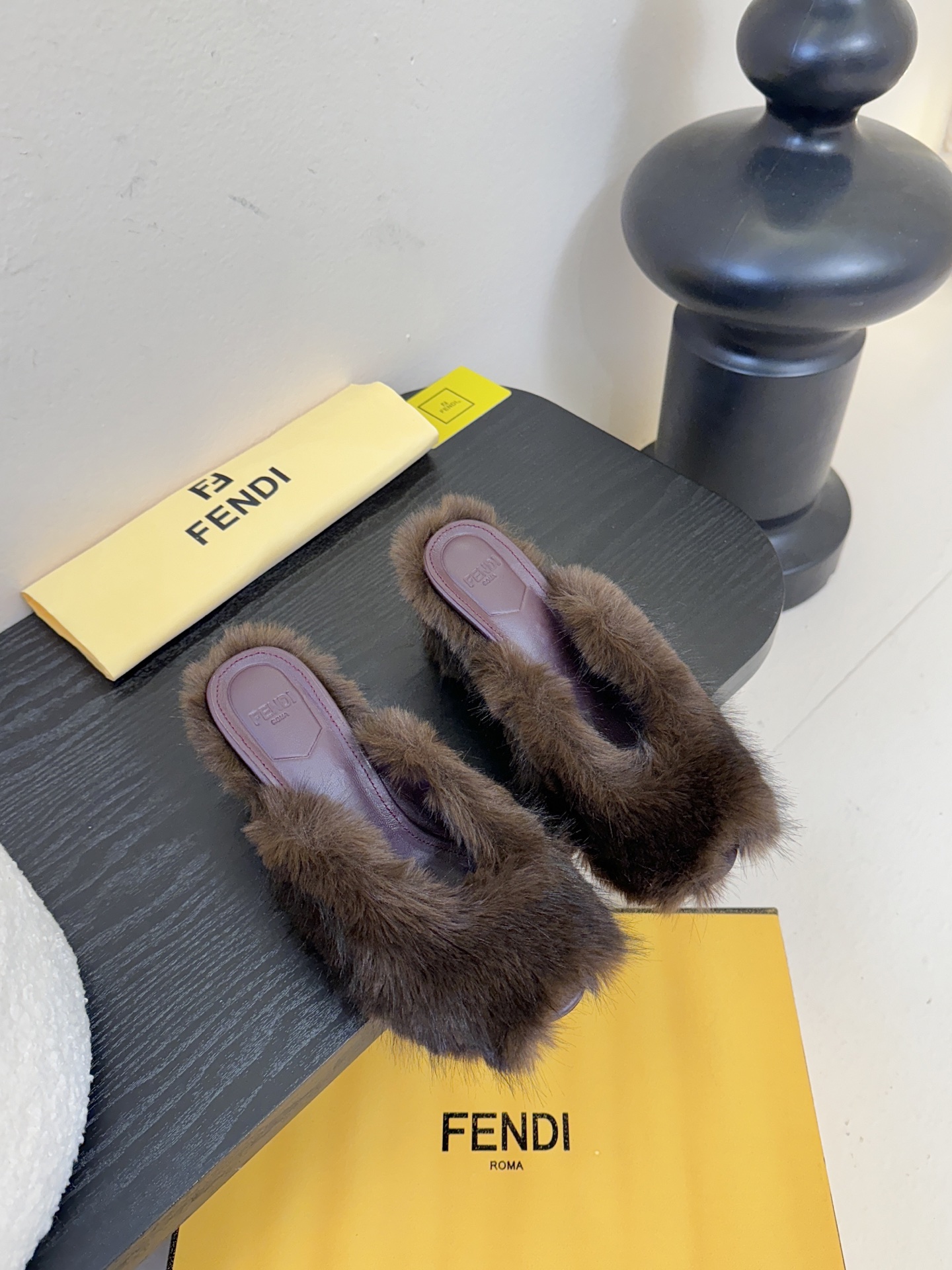 芬迪𝗙𝗘𝗡𝗗𝗜.25走秀主推爆单款，新品上线，芬迪首款“坡跟后跟金属竖条”装饰高跟复古鱼嘴拖鞋，秋冬主推