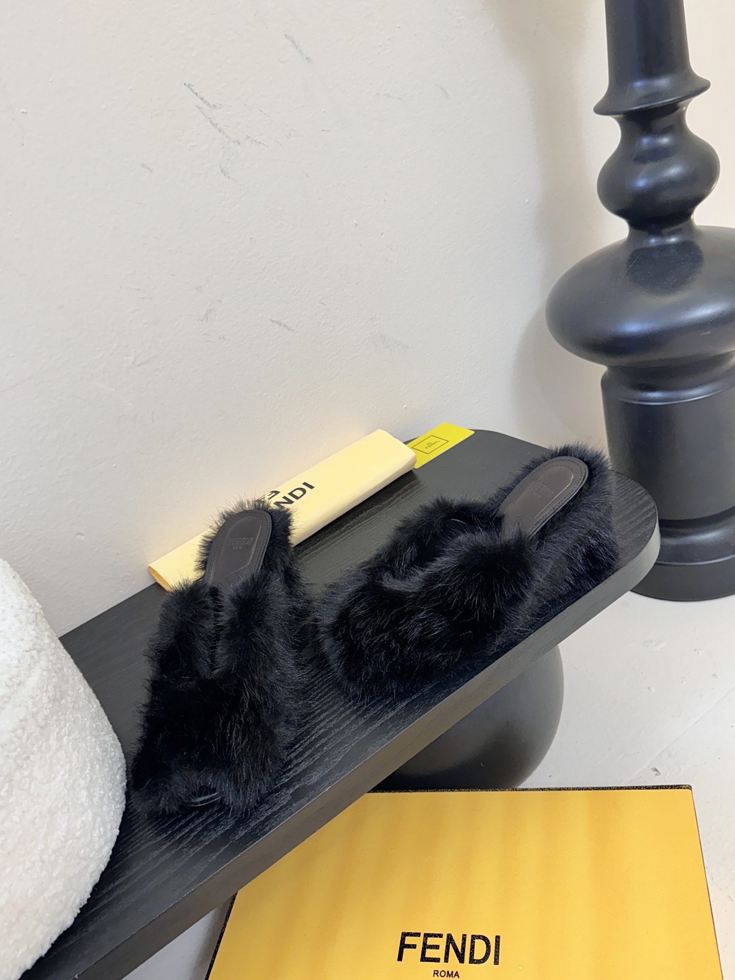 芬迪𝗙𝗘𝗡𝗗𝗜.25走秀主推爆单款，新品上线，芬迪首款“坡跟后跟金属竖条”装饰高跟复古鱼嘴拖鞋，秋冬主推