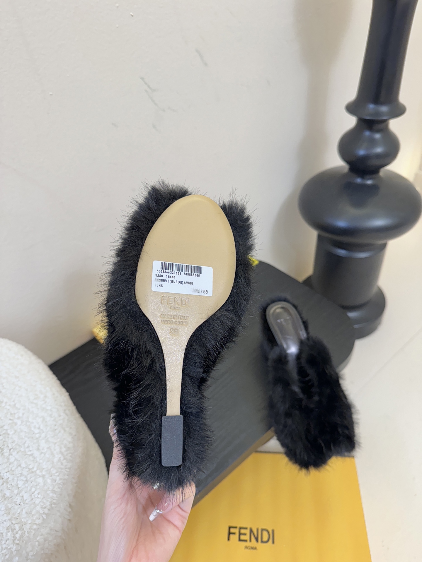 芬迪𝗙𝗘𝗡𝗗𝗜.25走秀主推爆单款，新品上线，芬迪首款“坡跟后跟金属竖条”装饰高跟复古鱼嘴拖鞋，秋冬主推