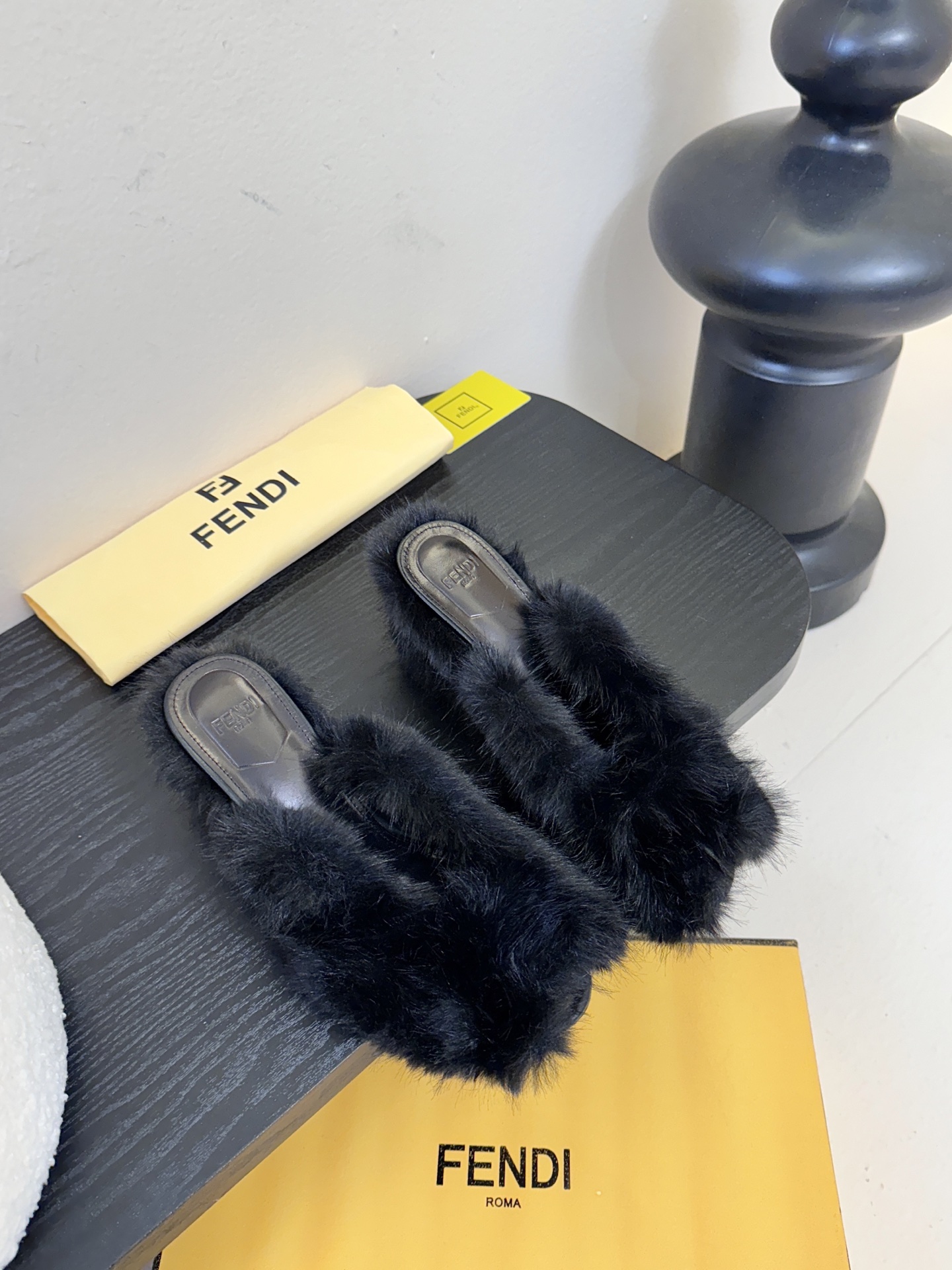 芬迪𝗙𝗘𝗡𝗗𝗜.25走秀主推爆单款，新品上线，芬迪首款“坡跟后跟金属竖条”装饰高跟复古鱼嘴拖鞋，秋冬主推