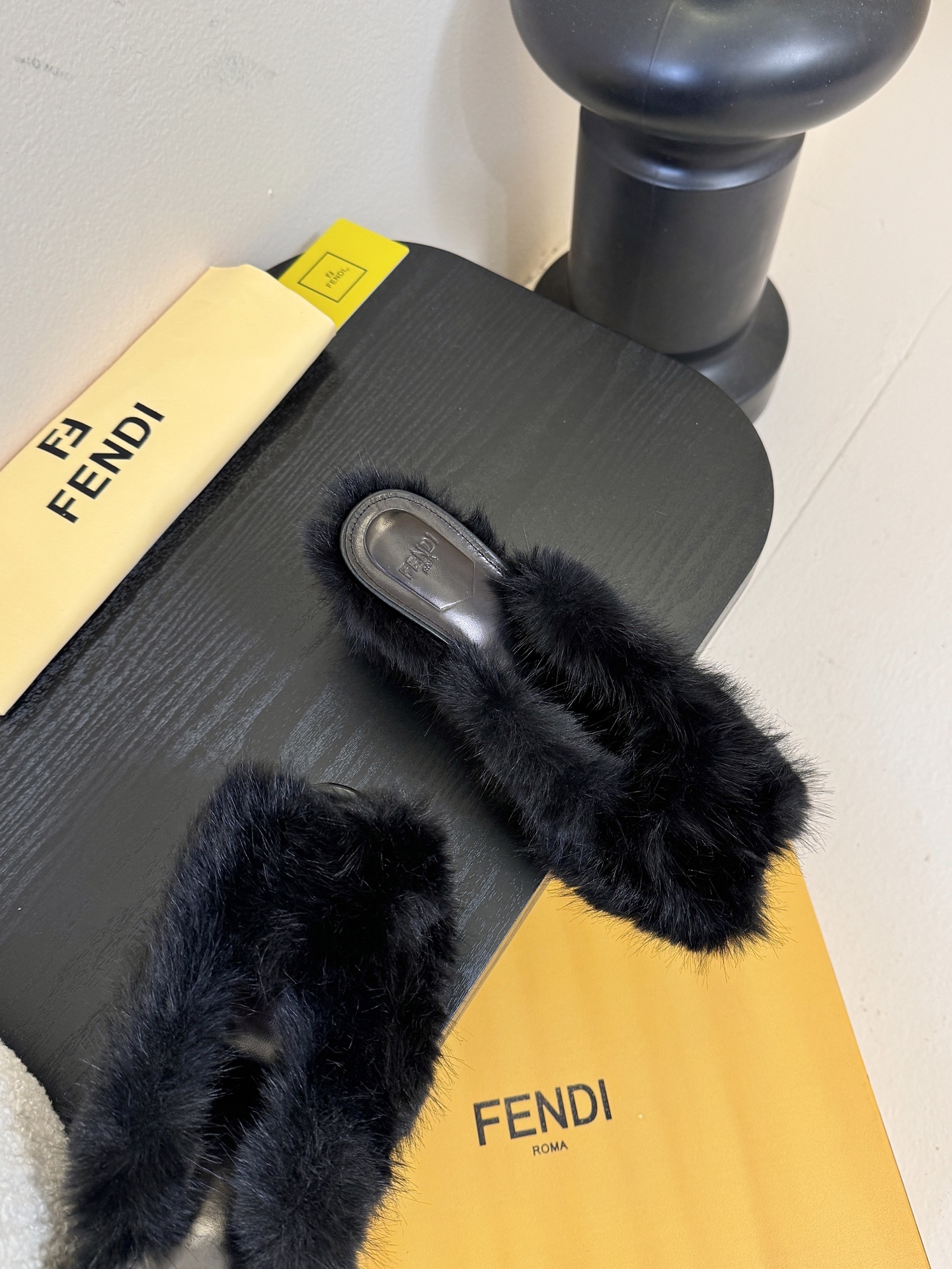 芬迪𝗙𝗘𝗡𝗗𝗜.25走秀主推爆单款，新品上线，芬迪首款“坡跟后跟金属竖条”装饰高跟复古鱼嘴拖鞋，秋冬主推