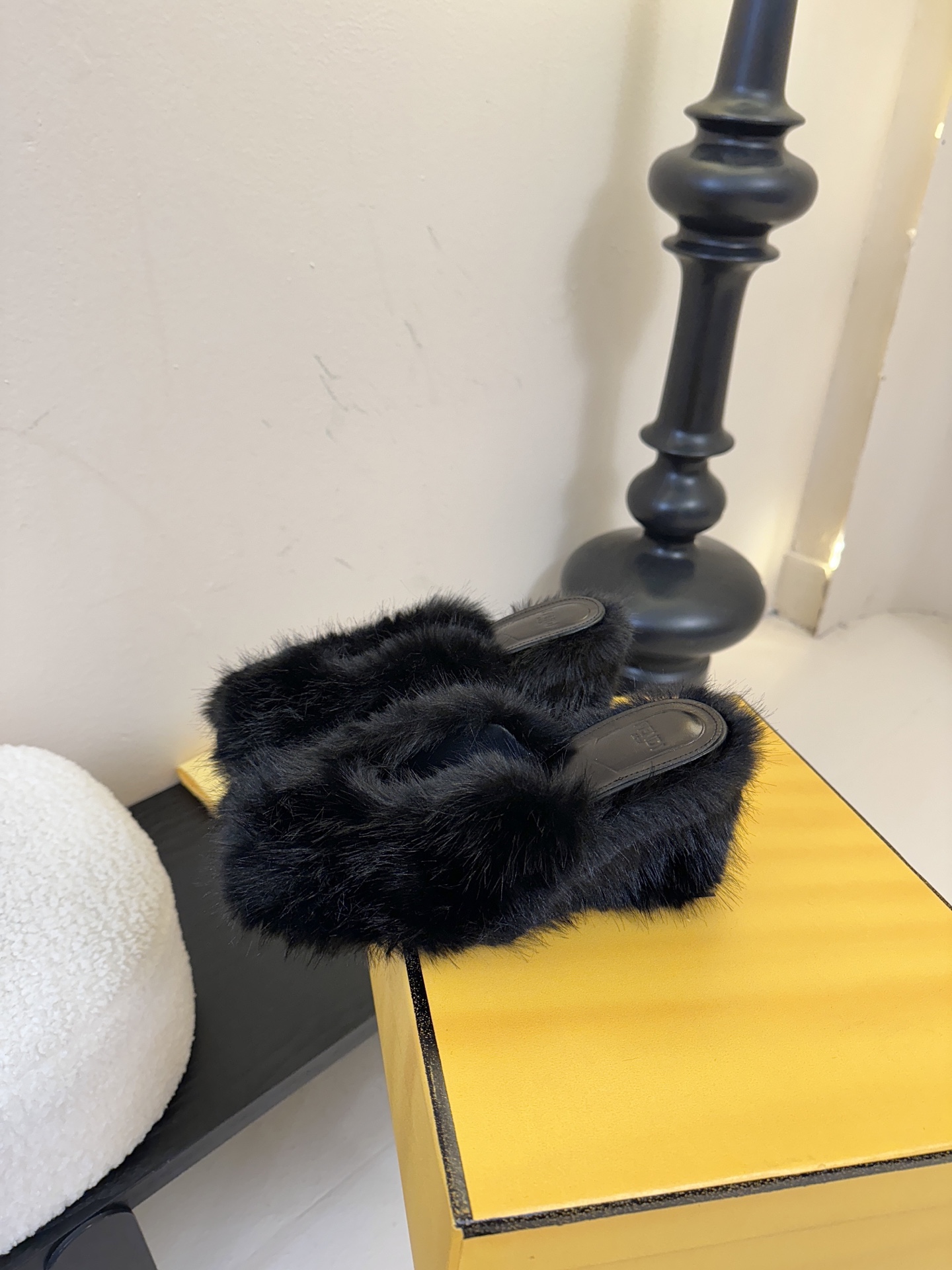 芬迪𝗙𝗘𝗡𝗗𝗜.25走秀主推爆单款，新品上线，芬迪首款“坡跟后跟金属竖条”装饰高跟复古鱼嘴拖鞋，秋冬主推