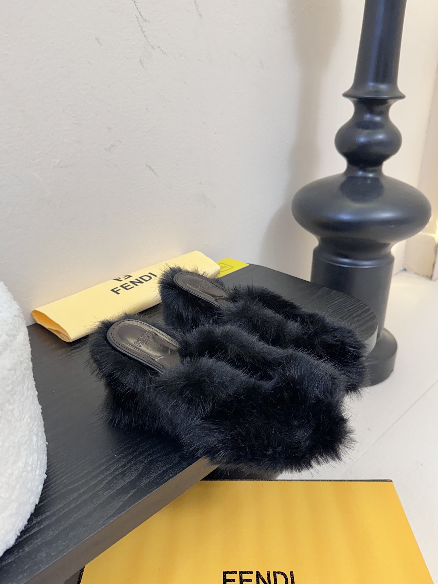 芬迪𝗙𝗘𝗡𝗗𝗜.25走秀主推爆单款，新品上线，芬迪首款“坡跟后跟金属竖条”装饰高跟复古鱼嘴拖鞋，秋冬主推