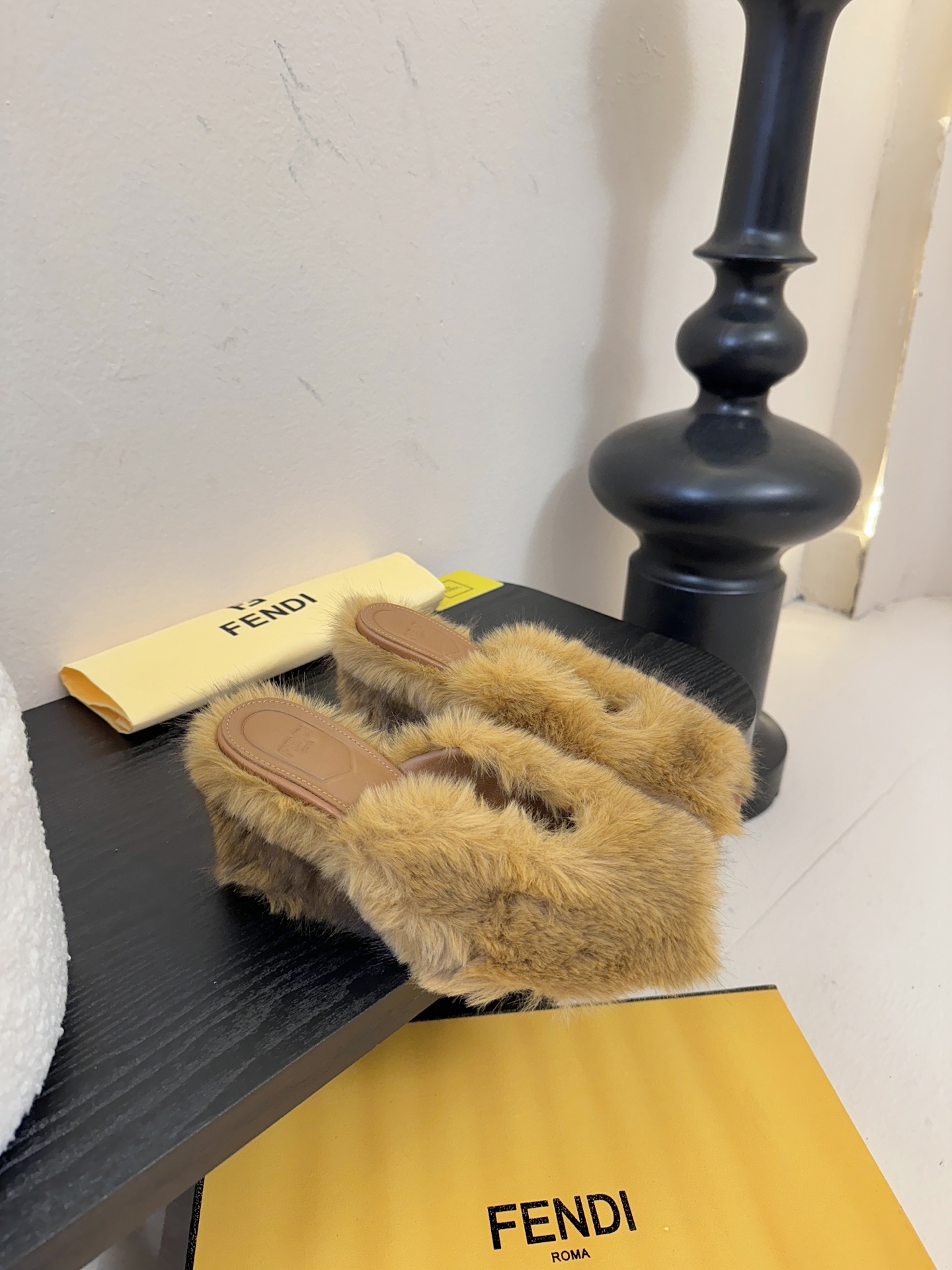 芬迪𝗙𝗘𝗡𝗗𝗜.25走秀主推爆单款，新品上线，芬迪首款“坡跟后跟金属竖条”装饰高跟复古鱼嘴拖鞋，秋冬主推