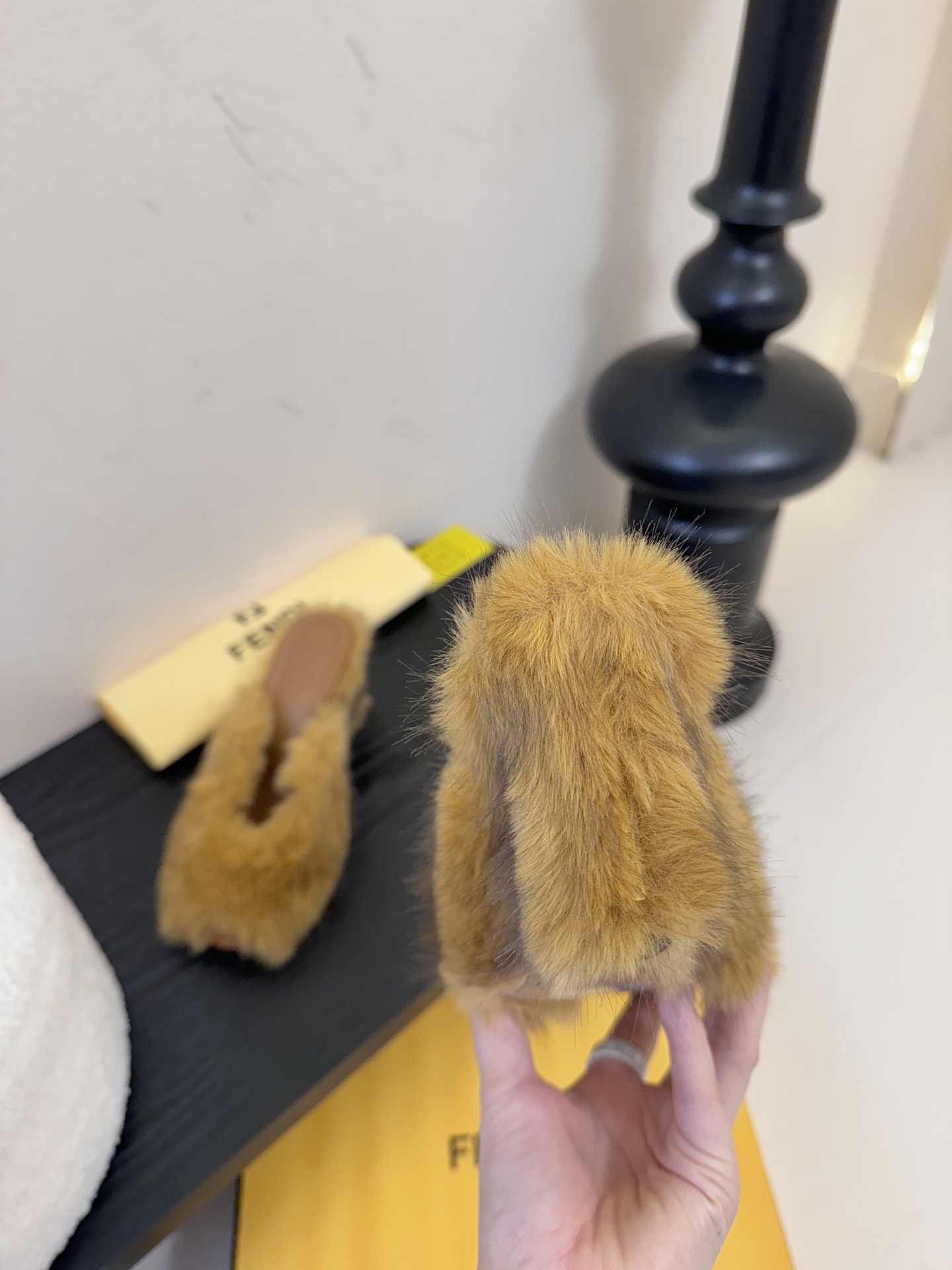 芬迪𝗙𝗘𝗡𝗗𝗜.25走秀主推爆单款，新品上线，芬迪首款“坡跟后跟金属竖条”装饰高跟复古鱼嘴拖鞋，秋冬主推