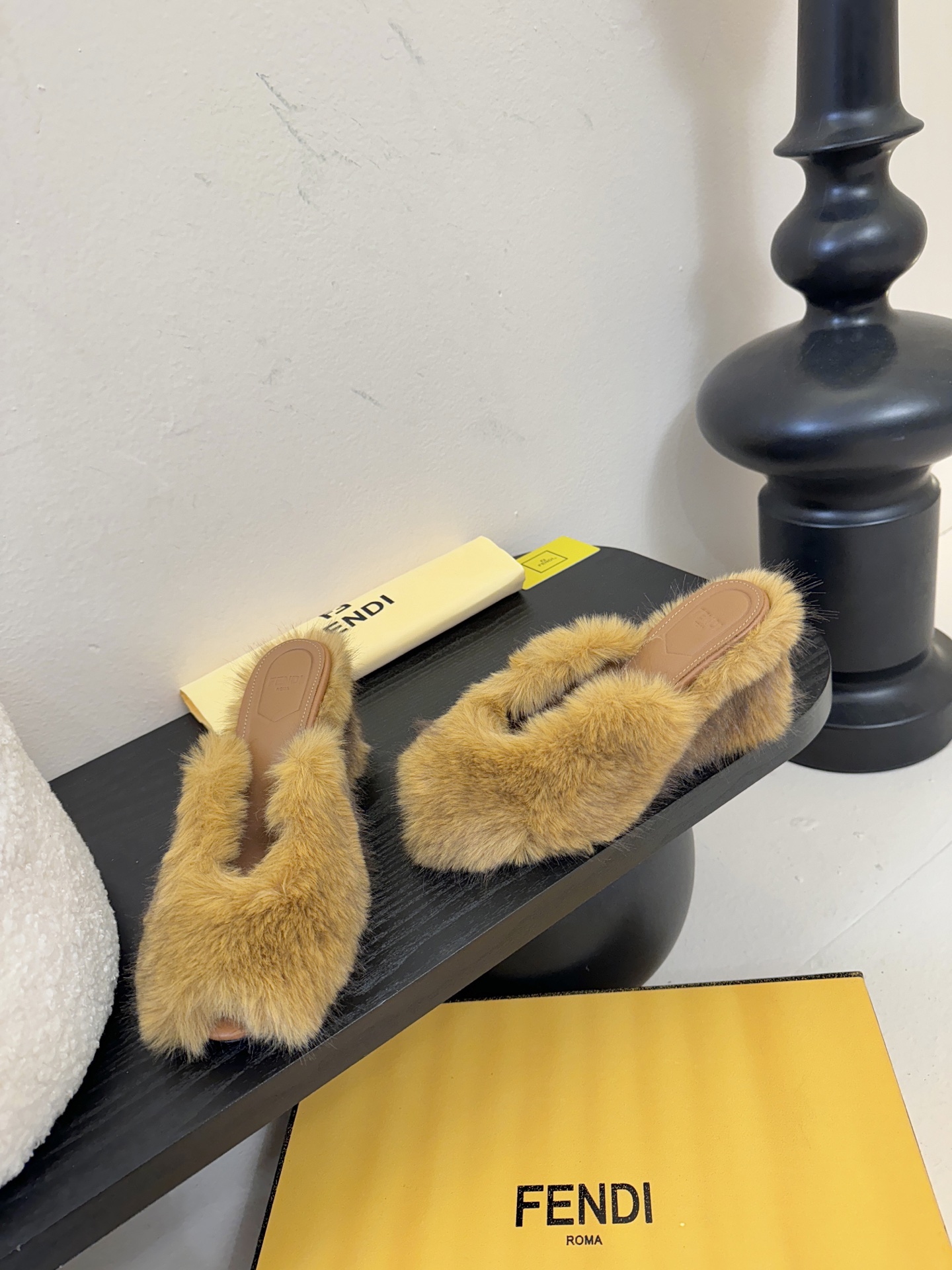 芬迪𝗙𝗘𝗡𝗗𝗜.25走秀主推爆单款，新品上线，芬迪首款“坡跟后跟金属竖条”装饰高跟复古鱼嘴拖鞋，秋冬主推