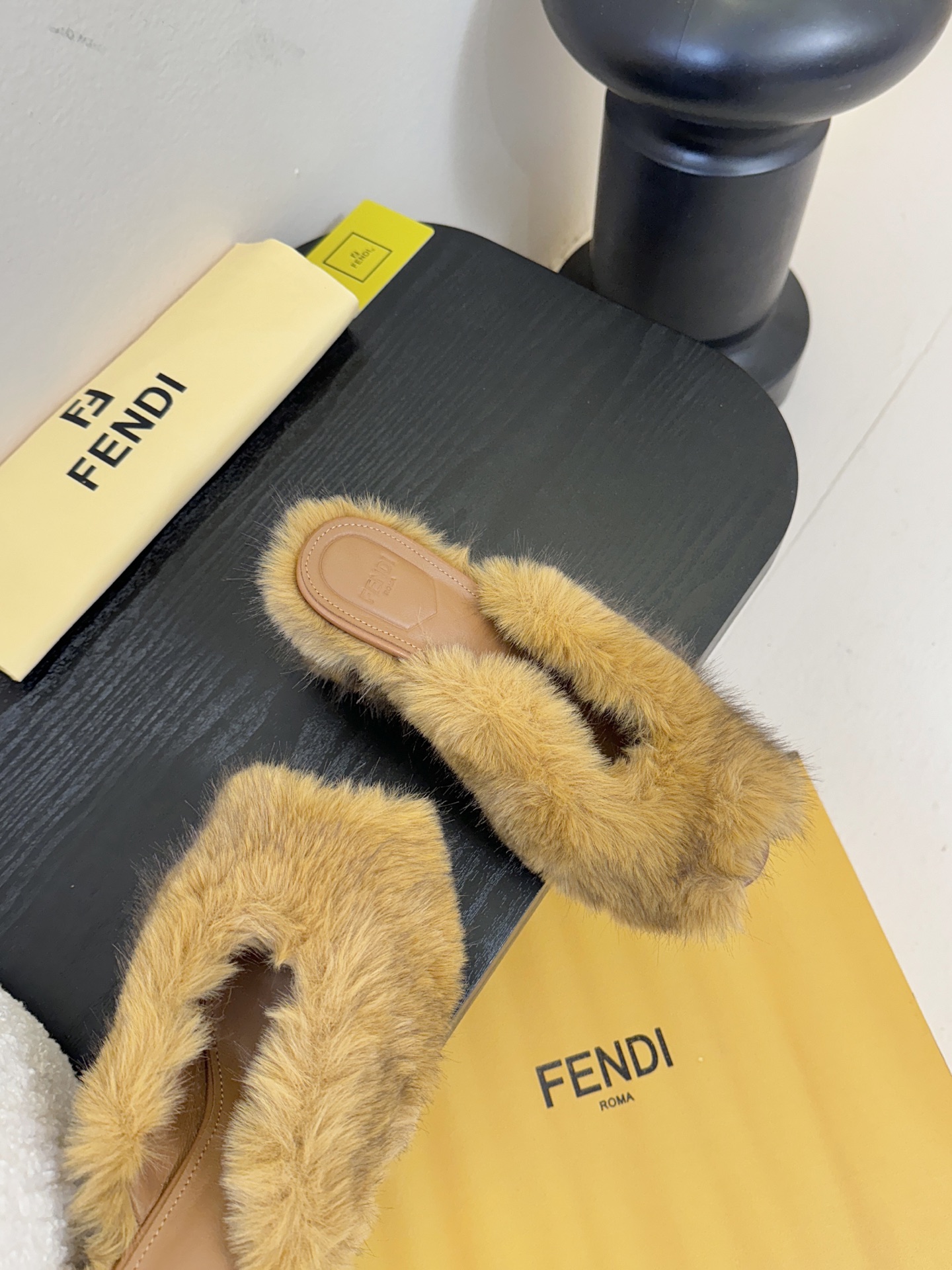 芬迪𝗙𝗘𝗡𝗗𝗜.25走秀主推爆单款，新品上线，芬迪首款“坡跟后跟金属竖条”装饰高跟复古鱼嘴拖鞋，秋冬主推