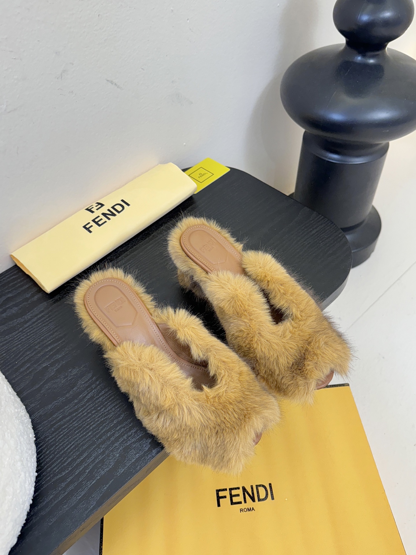 芬迪𝗙𝗘𝗡𝗗𝗜.25走秀主推爆单款，新品上线，芬迪首款“坡跟后跟金属竖条”装饰高跟复古鱼嘴拖鞋，秋冬主推