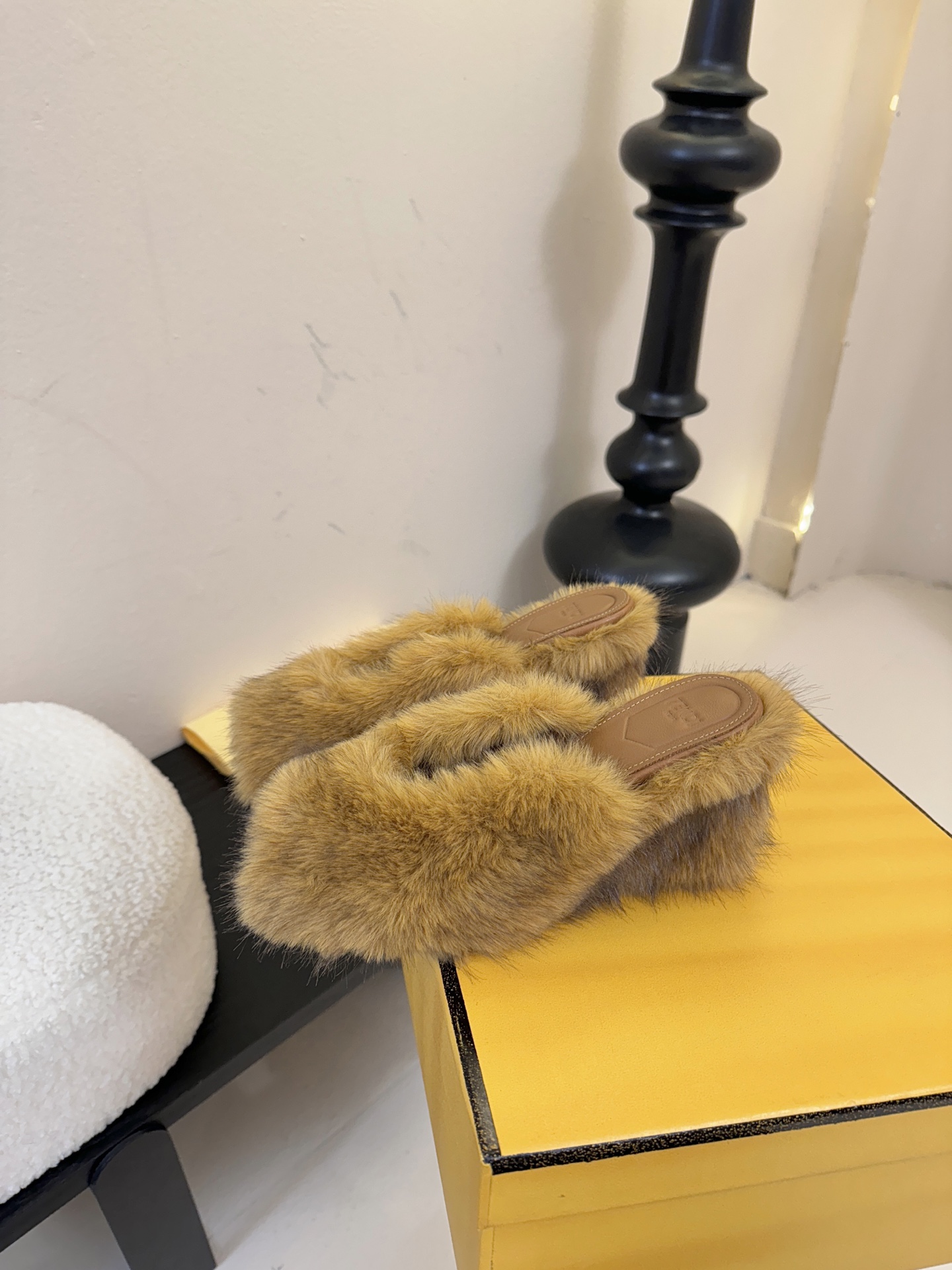 芬迪𝗙𝗘𝗡𝗗𝗜.25走秀主推爆单款，新品上线，芬迪首款“坡跟后跟金属竖条”装饰高跟复古鱼嘴拖鞋，秋冬主推