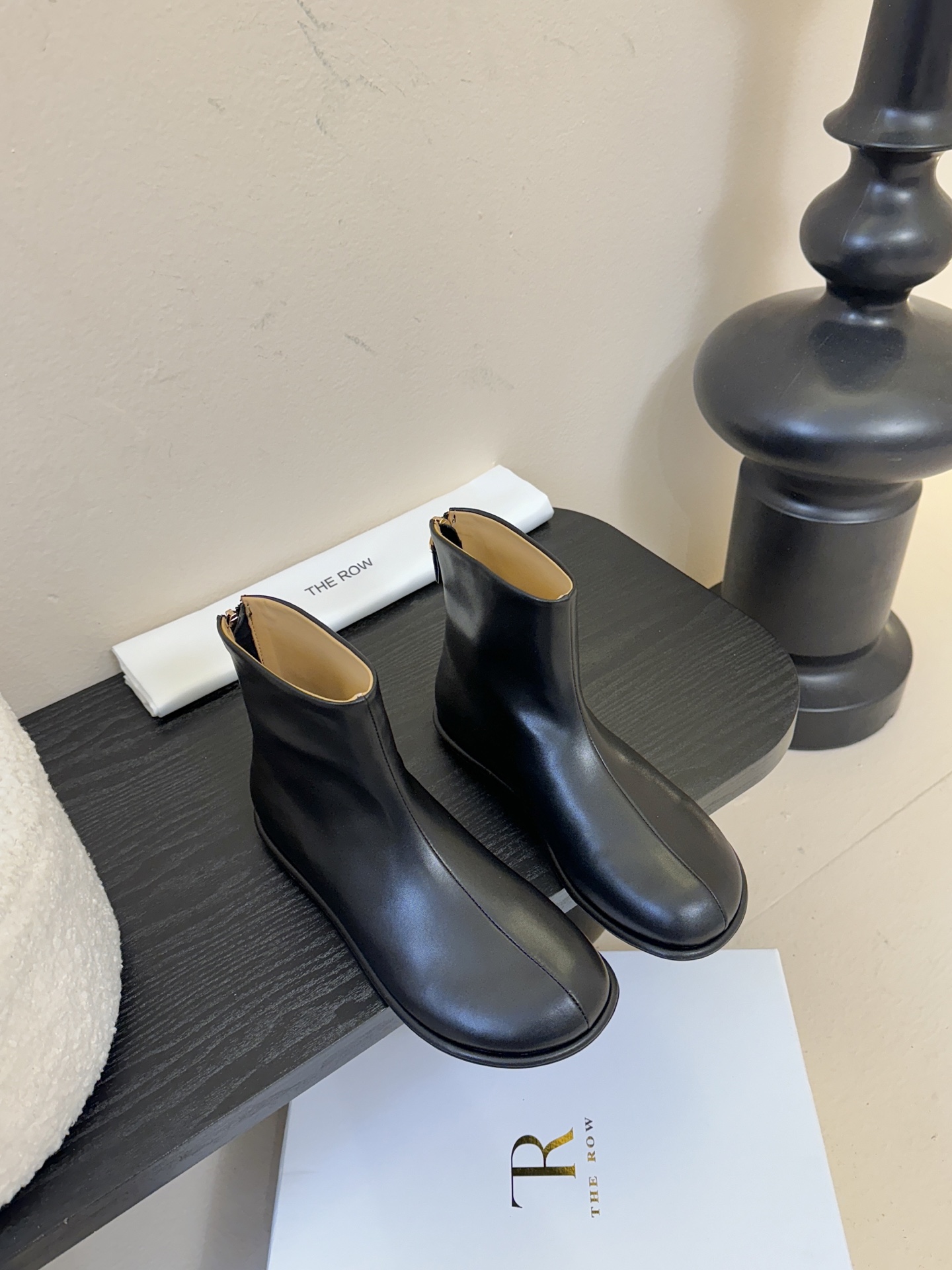 The row canel系列平底圆头短靴Canel 系列平底鞋，相信人手一双了，新款靴子秉承着一贯的极