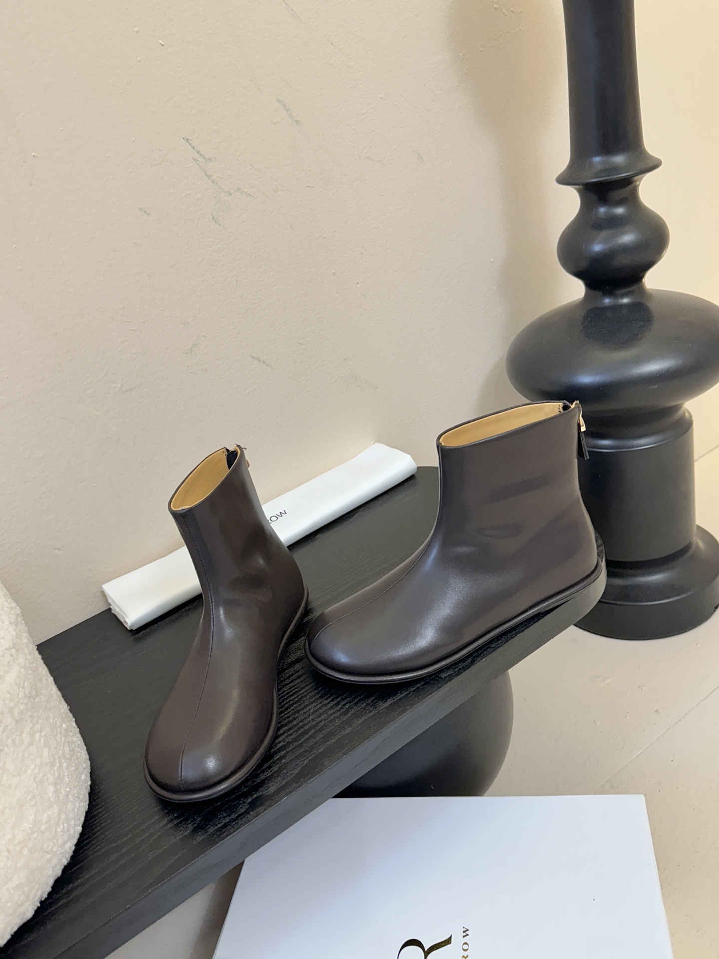 The row canel系列平底圆头短靴Canel 系列平底鞋，相信人手一双了，新款靴子秉承着一贯的极