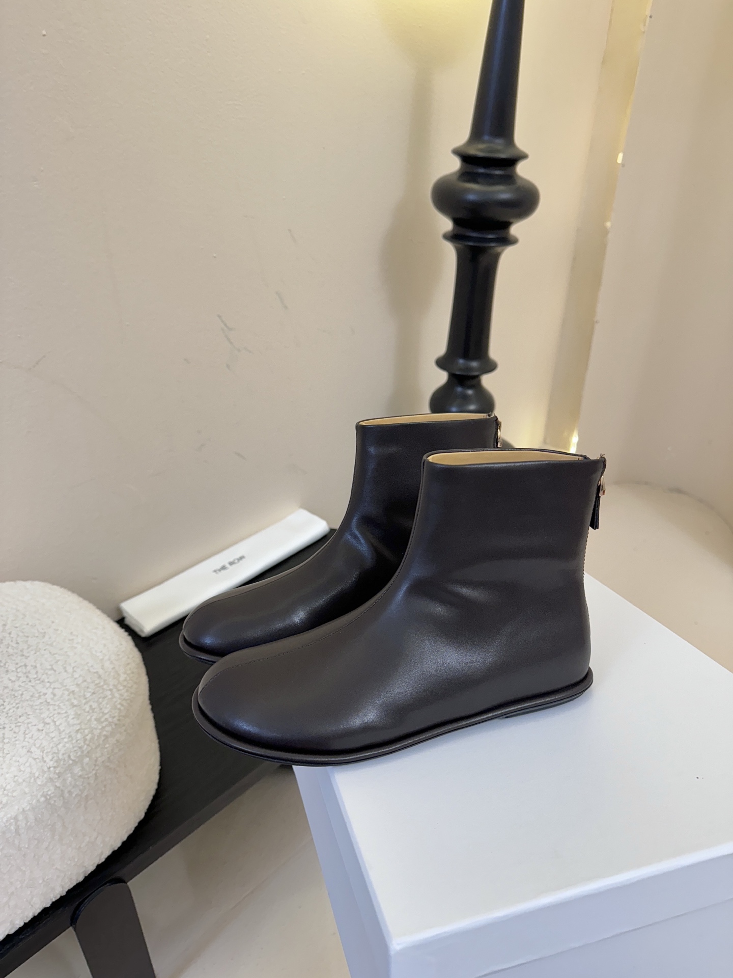 The row canel系列平底圆头短靴Canel 系列平底鞋，相信人手一双了，新款靴子秉承着一贯的极