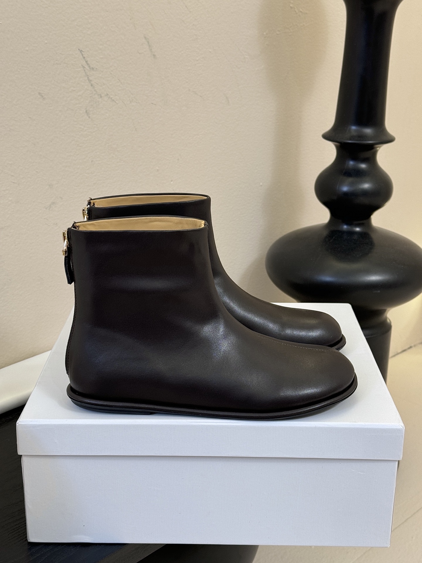 The row canel系列平底圆头短靴Canel 系列平底鞋，相信人手一双了，新款靴子秉承着一贯的极