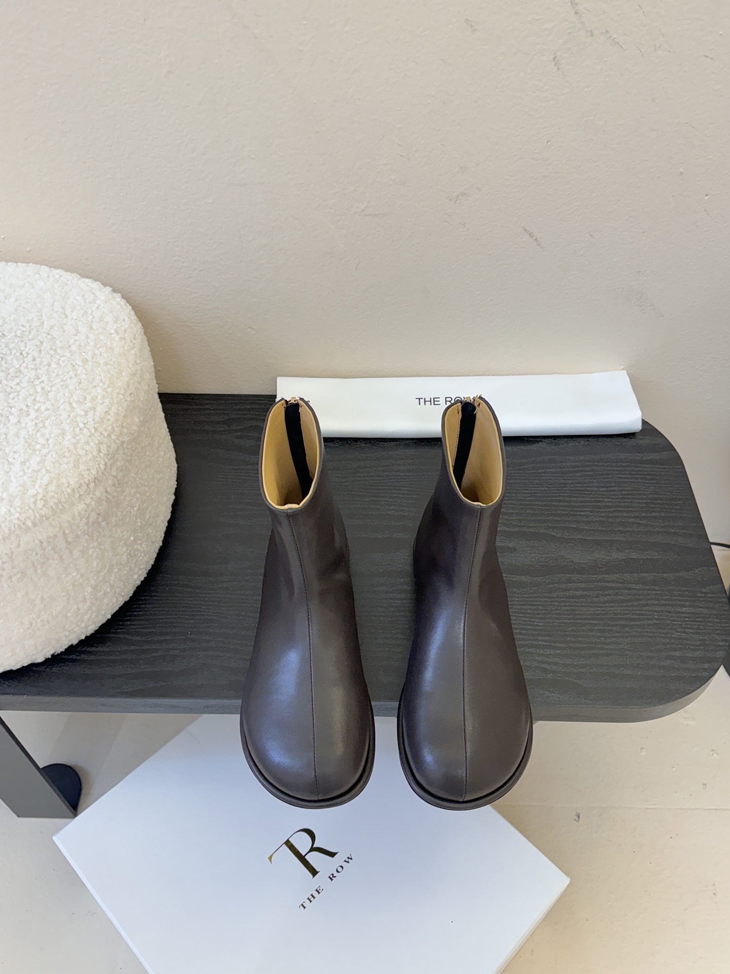 The row canel系列平底圆头短靴Canel 系列平底鞋，相信人手一双了，新款靴子秉承着一贯的极