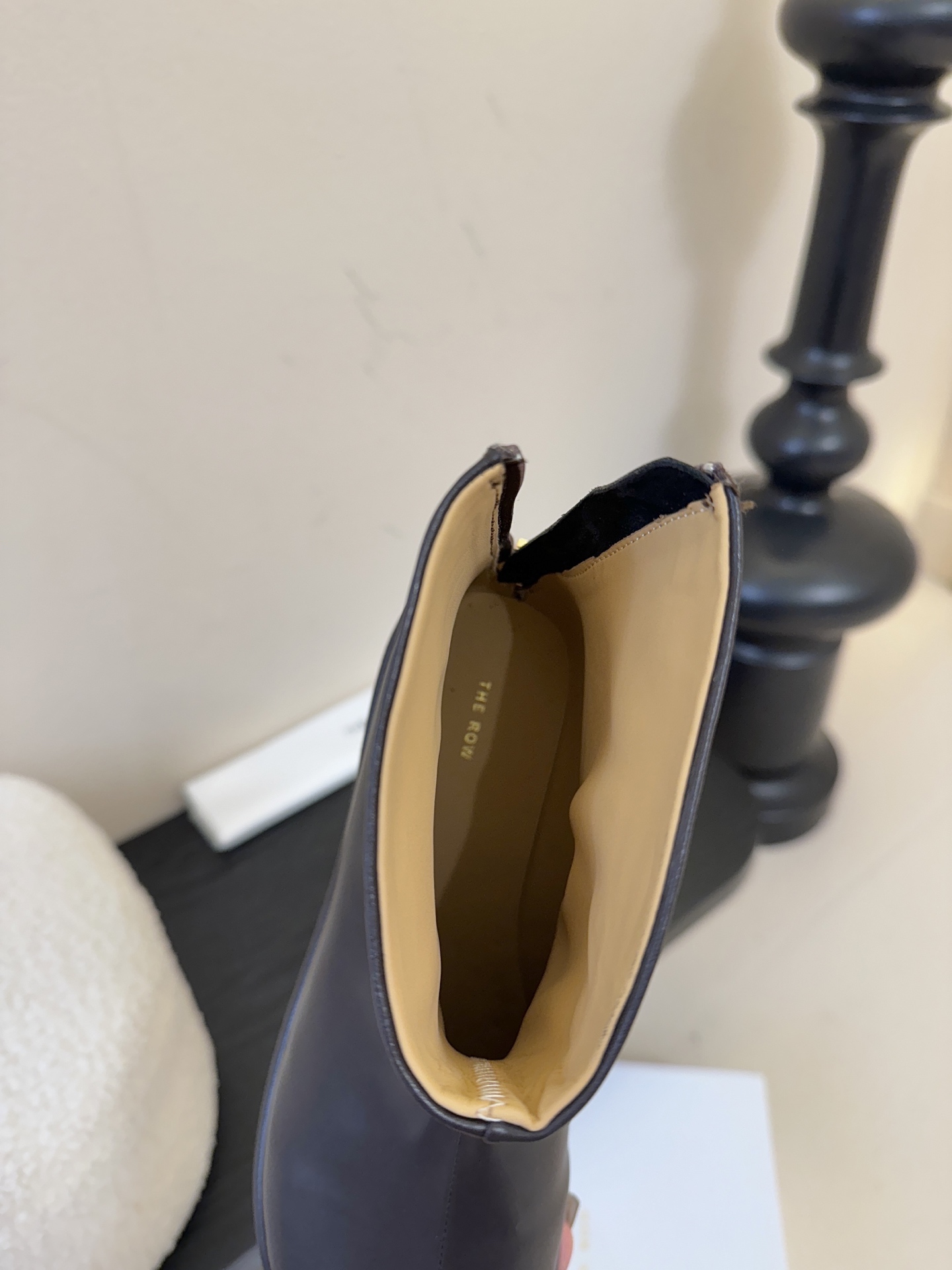 The row canel系列平底圆头短靴Canel 系列平底鞋，相信人手一双了，新款靴子秉承着一贯的极