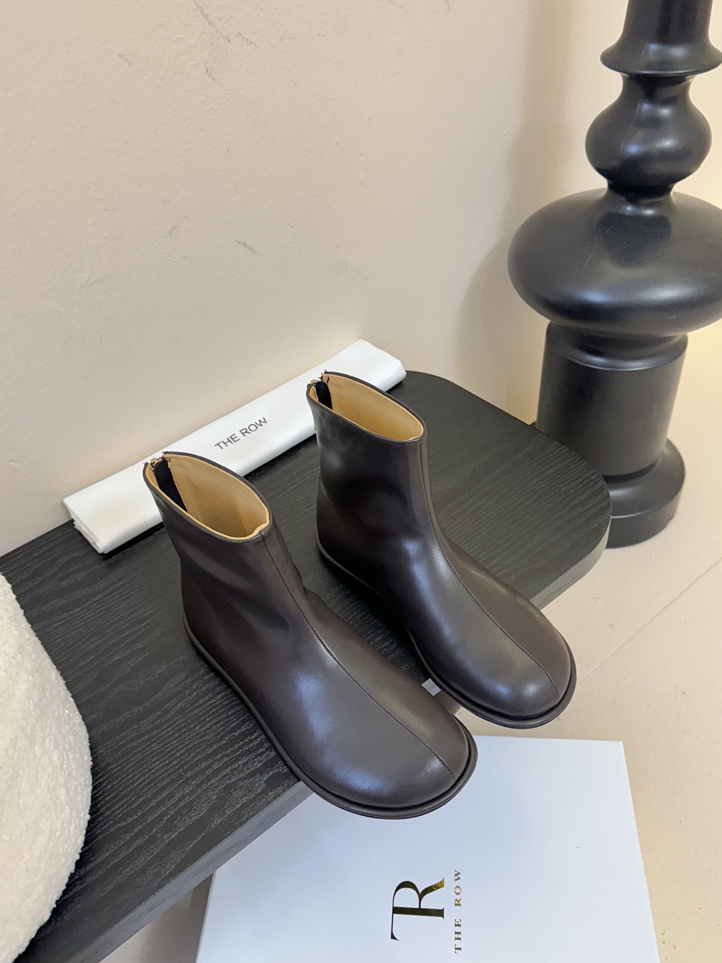 The row canel系列平底圆头短靴Canel 系列平底鞋，相信人手一双了，新款靴子秉承着一贯的极