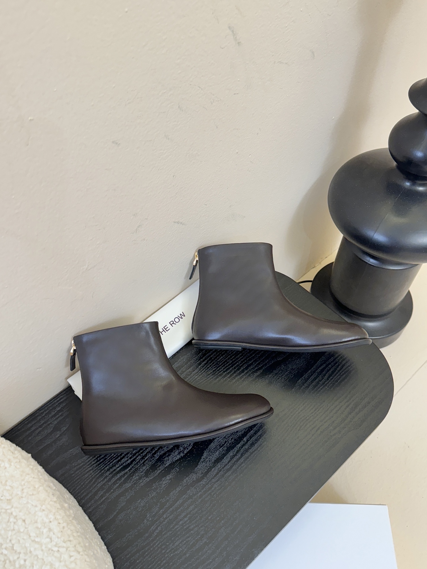 The row canel系列平底圆头短靴Canel 系列平底鞋，相信人手一双了，新款靴子秉承着一贯的极