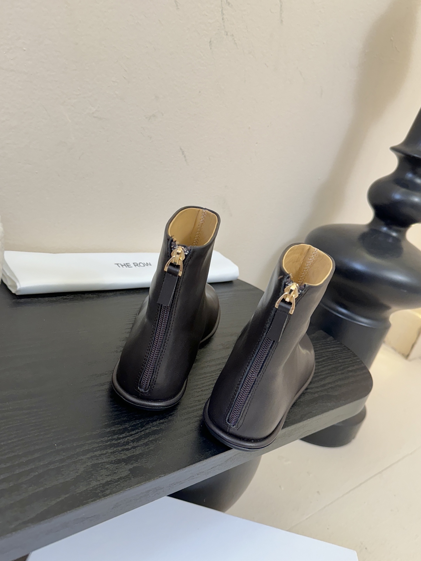 The row canel系列平底圆头短靴Canel 系列平底鞋，相信人手一双了，新款靴子秉承着一贯的极