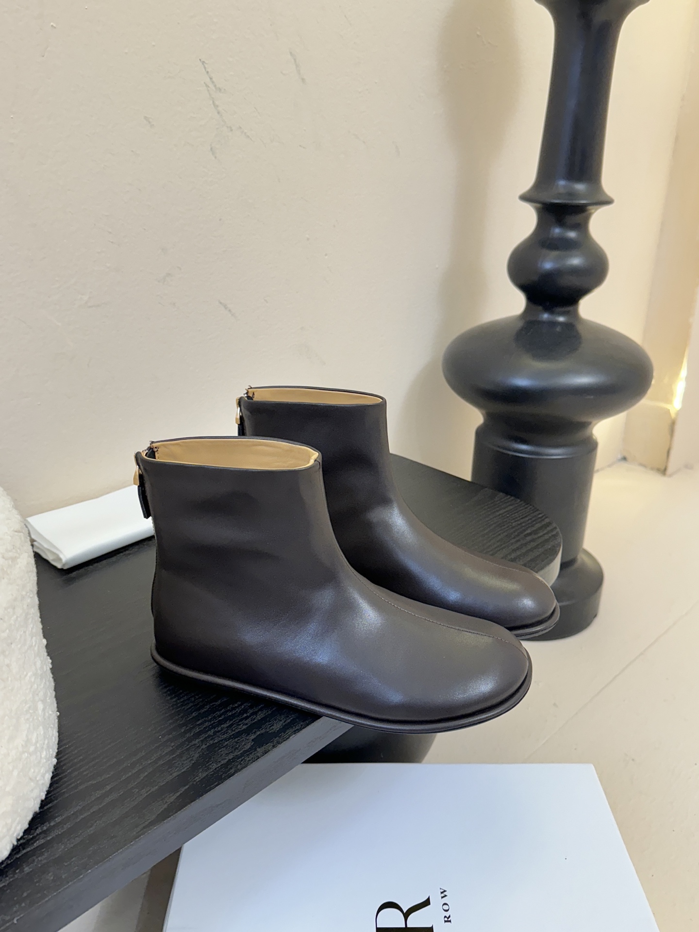 The row canel系列平底圆头短靴Canel 系列平底鞋，相信人手一双了，新款靴子秉承着一贯的极