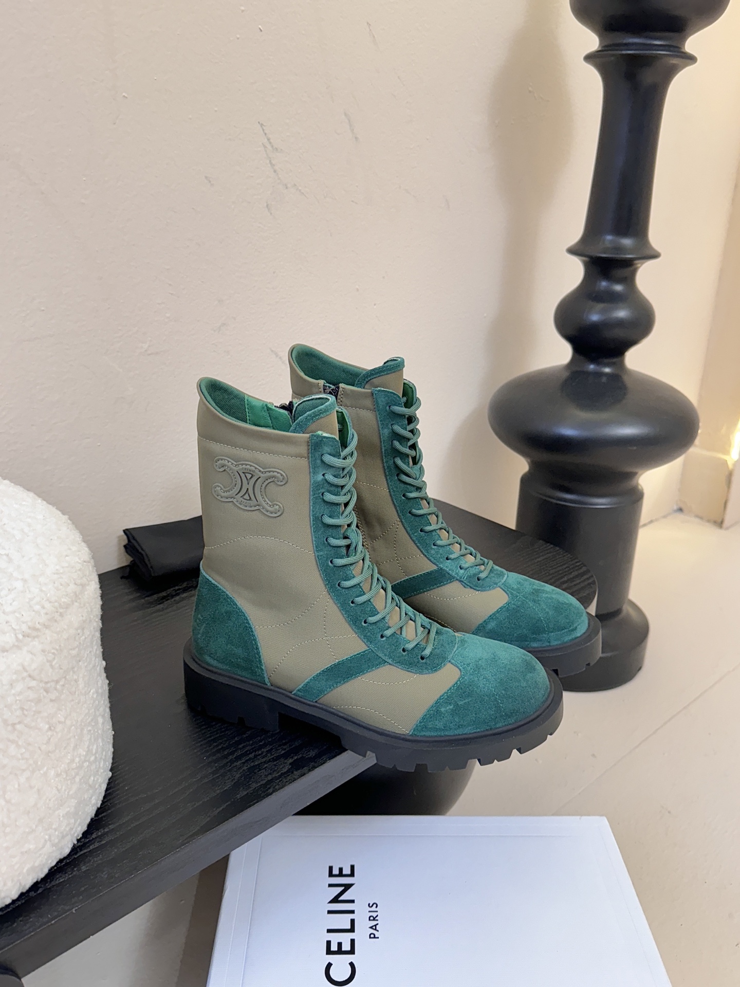 CELINE思琳秋冬最新走秀款Lisa同款马丁靴、好多明星网红上脚 无敌显瘦 上脚超级好看百搭 进口意大