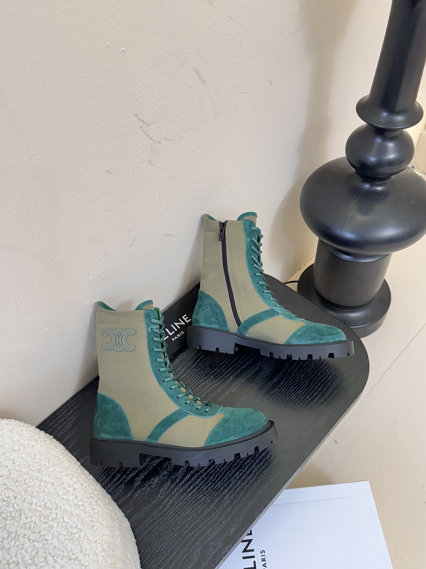 CELINE思琳秋冬最新走秀款Lisa同款马丁靴、好多明星网红上脚 无敌显瘦 上脚超级好看百搭 进口意大