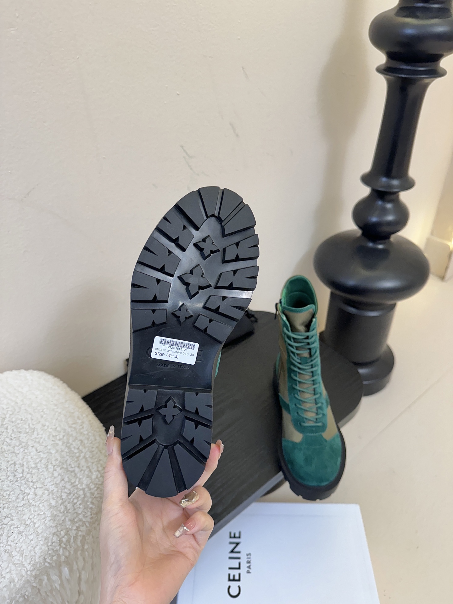 CELINE思琳秋冬最新走秀款Lisa同款马丁靴、好多明星网红上脚 无敌显瘦 上脚超级好看百搭 进口意大