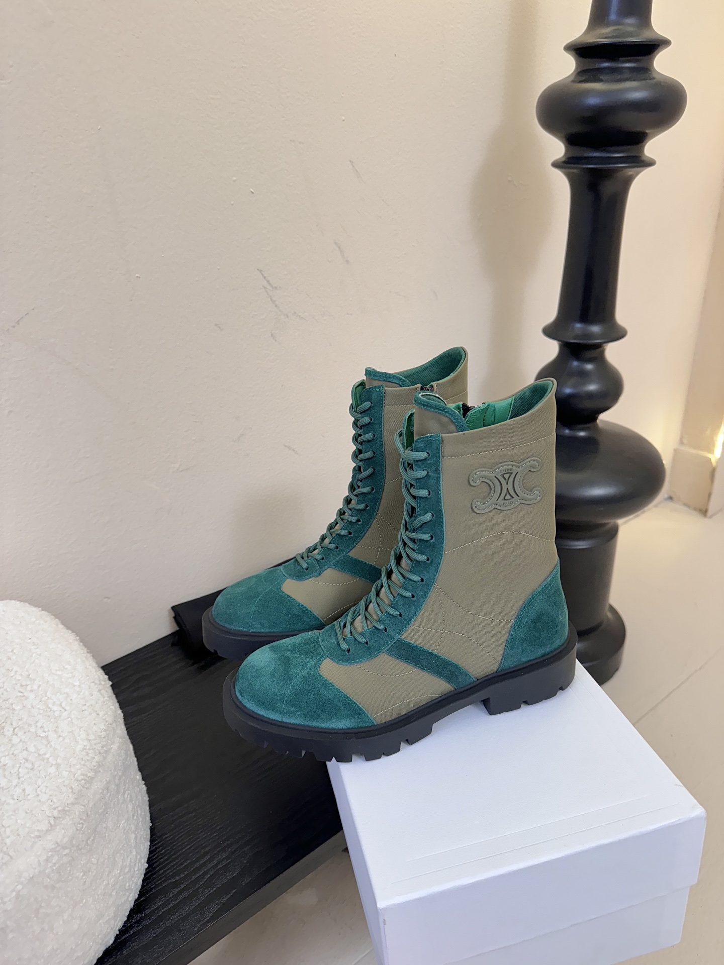 CELINE思琳秋冬最新走秀款Lisa同款马丁靴、好多明星网红上脚 无敌显瘦 上脚超级好看百搭 进口意大