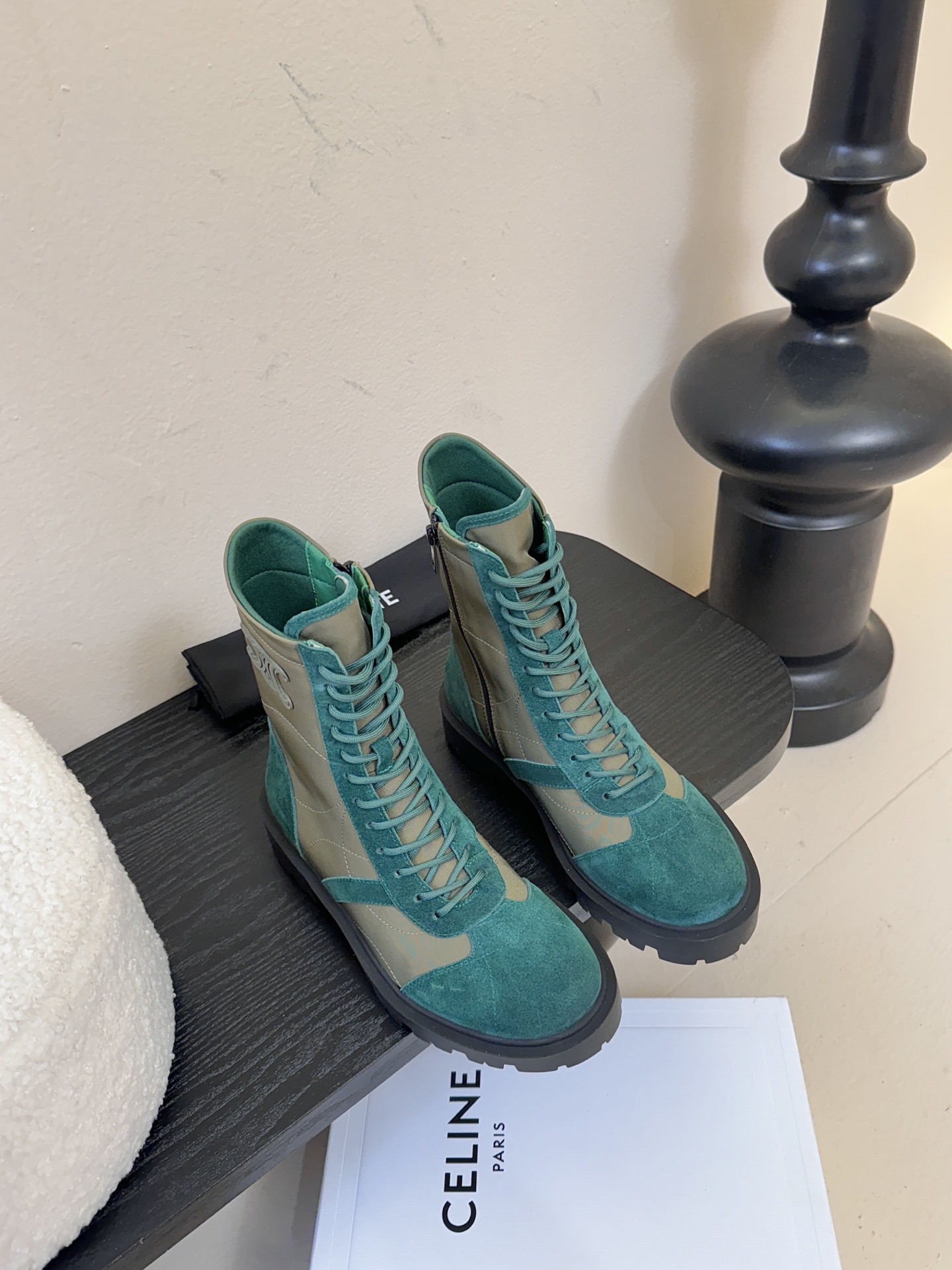 CELINE思琳秋冬最新走秀款Lisa同款马丁靴、好多明星网红上脚 无敌显瘦 上脚超级好看百搭 进口意大