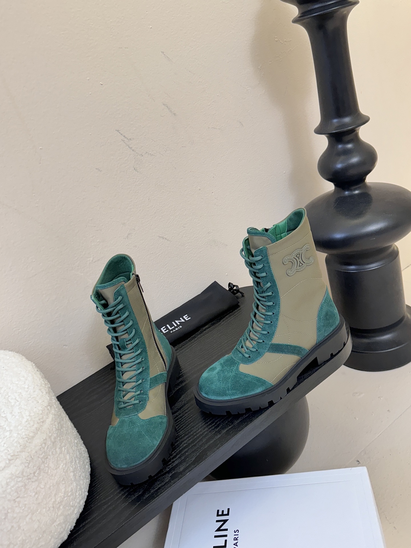 CELINE思琳秋冬最新走秀款Lisa同款马丁靴、好多明星网红上脚 无敌显瘦 上脚超级好看百搭 进口意大