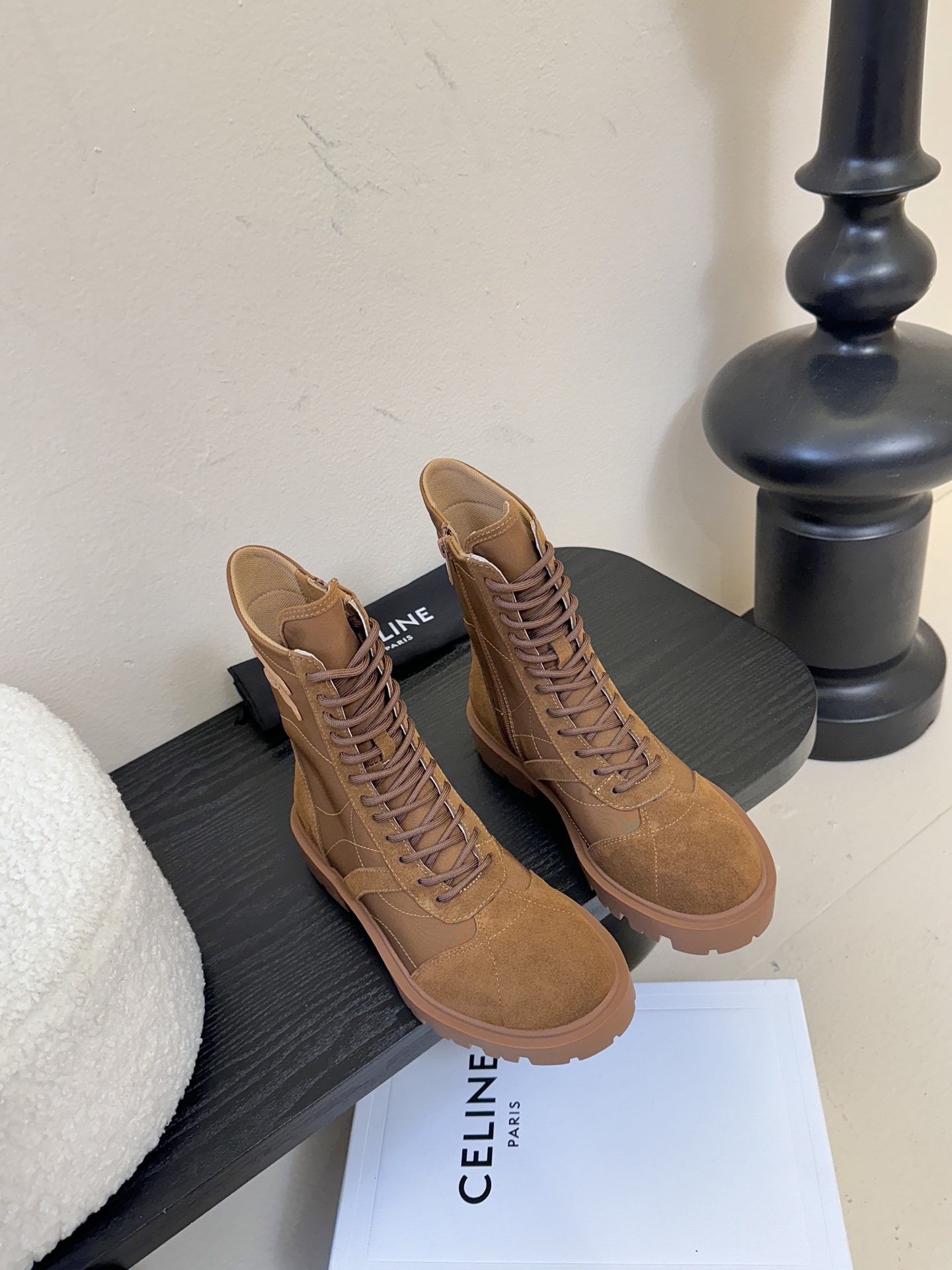 CELINE思琳秋冬最新走秀款Lisa同款马丁靴、好多明星网红上脚 无敌显瘦 上脚超级好看百搭 进口意大