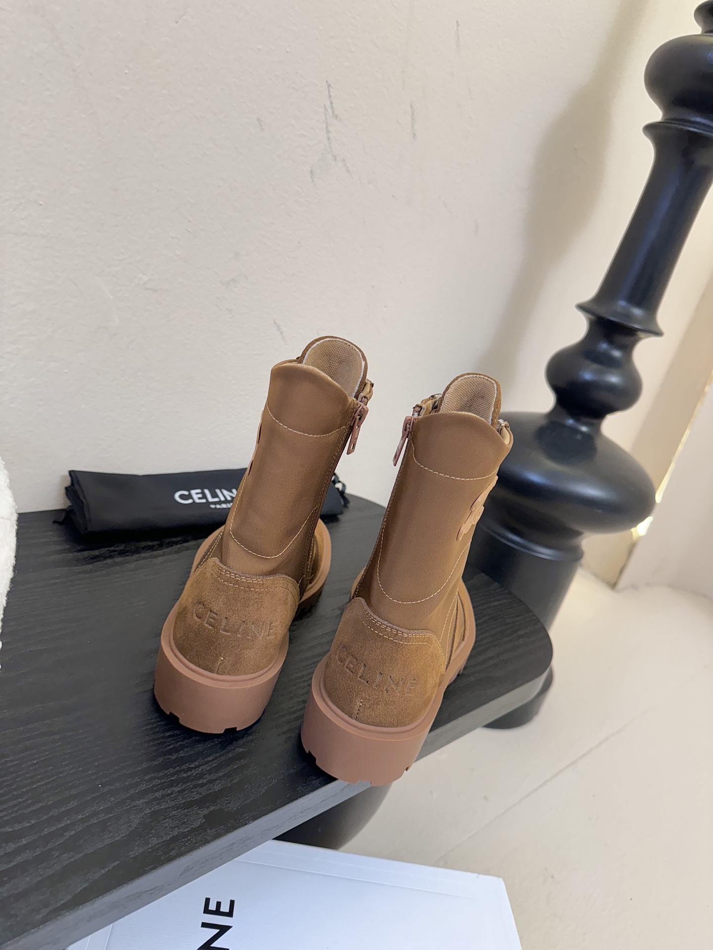 CELINE思琳秋冬最新走秀款Lisa同款马丁靴、好多明星网红上脚 无敌显瘦 上脚超级好看百搭 进口意大