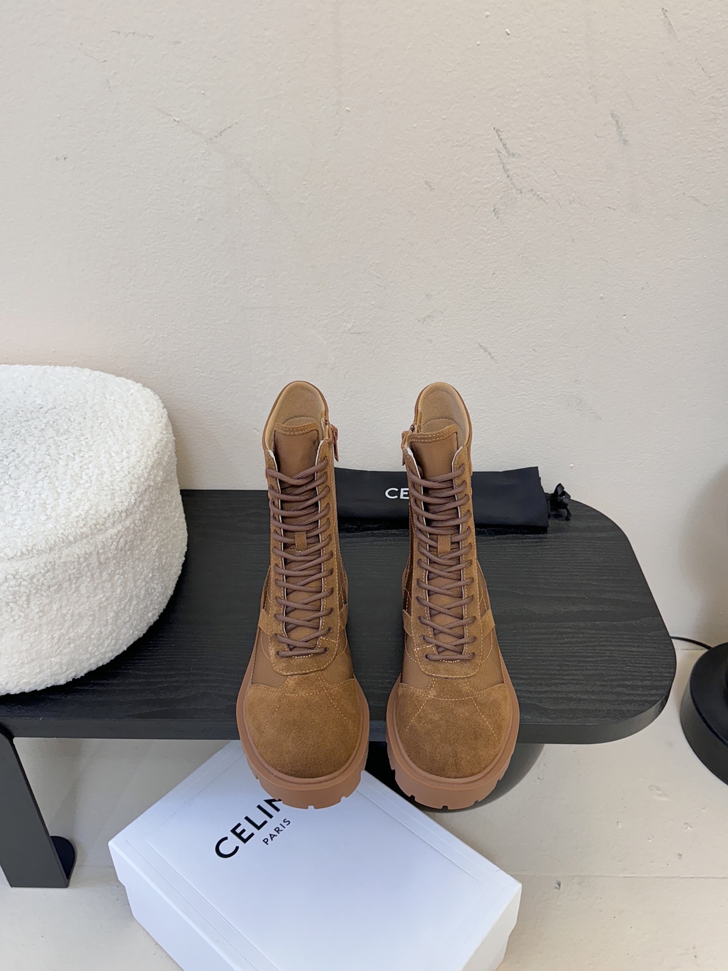 CELINE思琳秋冬最新走秀款Lisa同款马丁靴、好多明星网红上脚 无敌显瘦 上脚超级好看百搭 进口意大