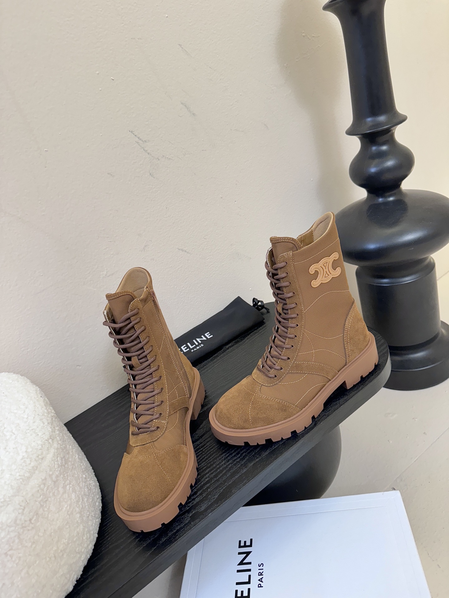 CELINE思琳秋冬最新走秀款Lisa同款马丁靴、好多明星网红上脚 无敌显瘦 上脚超级好看百搭 进口意大