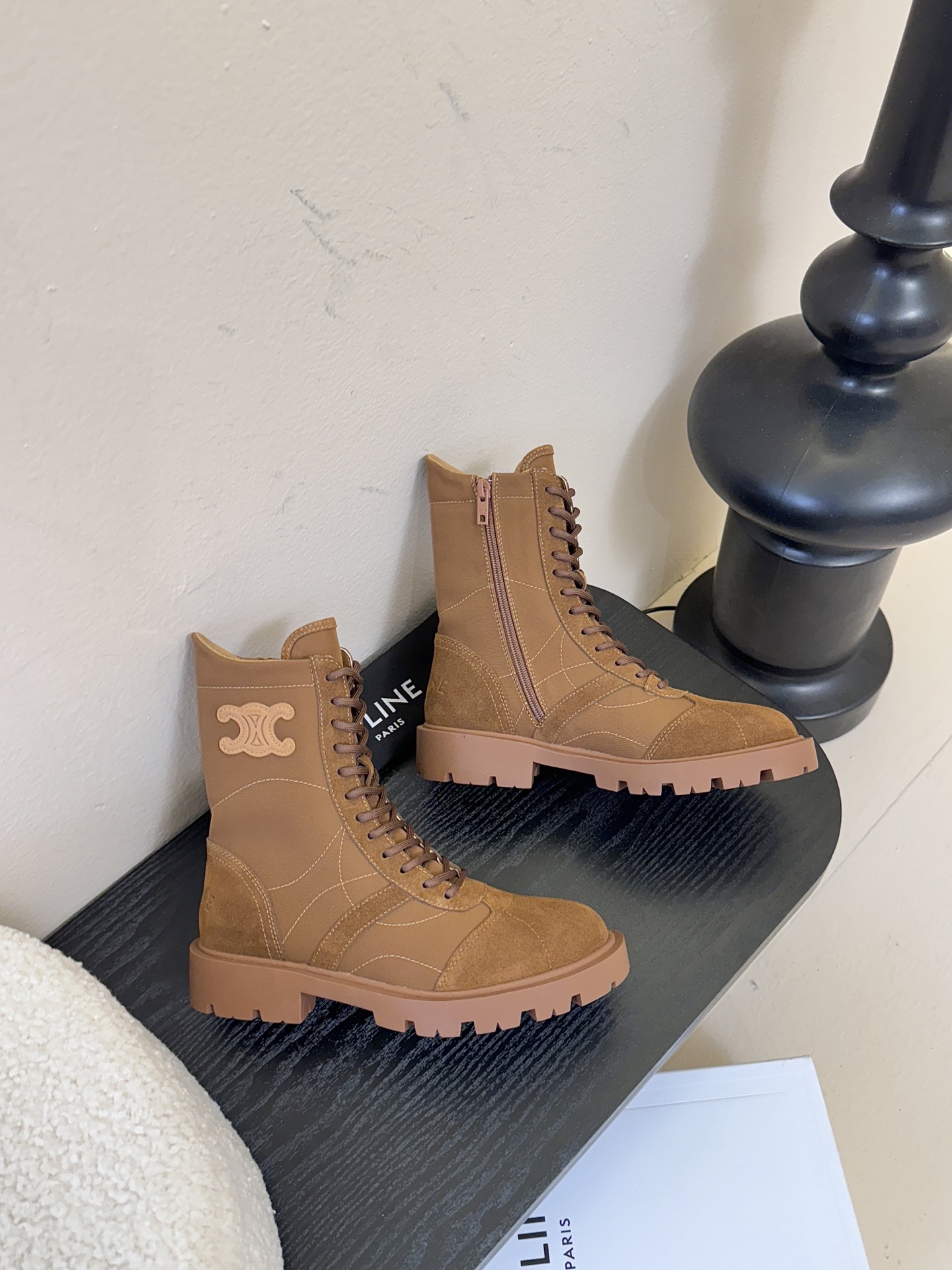 CELINE思琳秋冬最新走秀款Lisa同款马丁靴、好多明星网红上脚 无敌显瘦 上脚超级好看百搭 进口意大