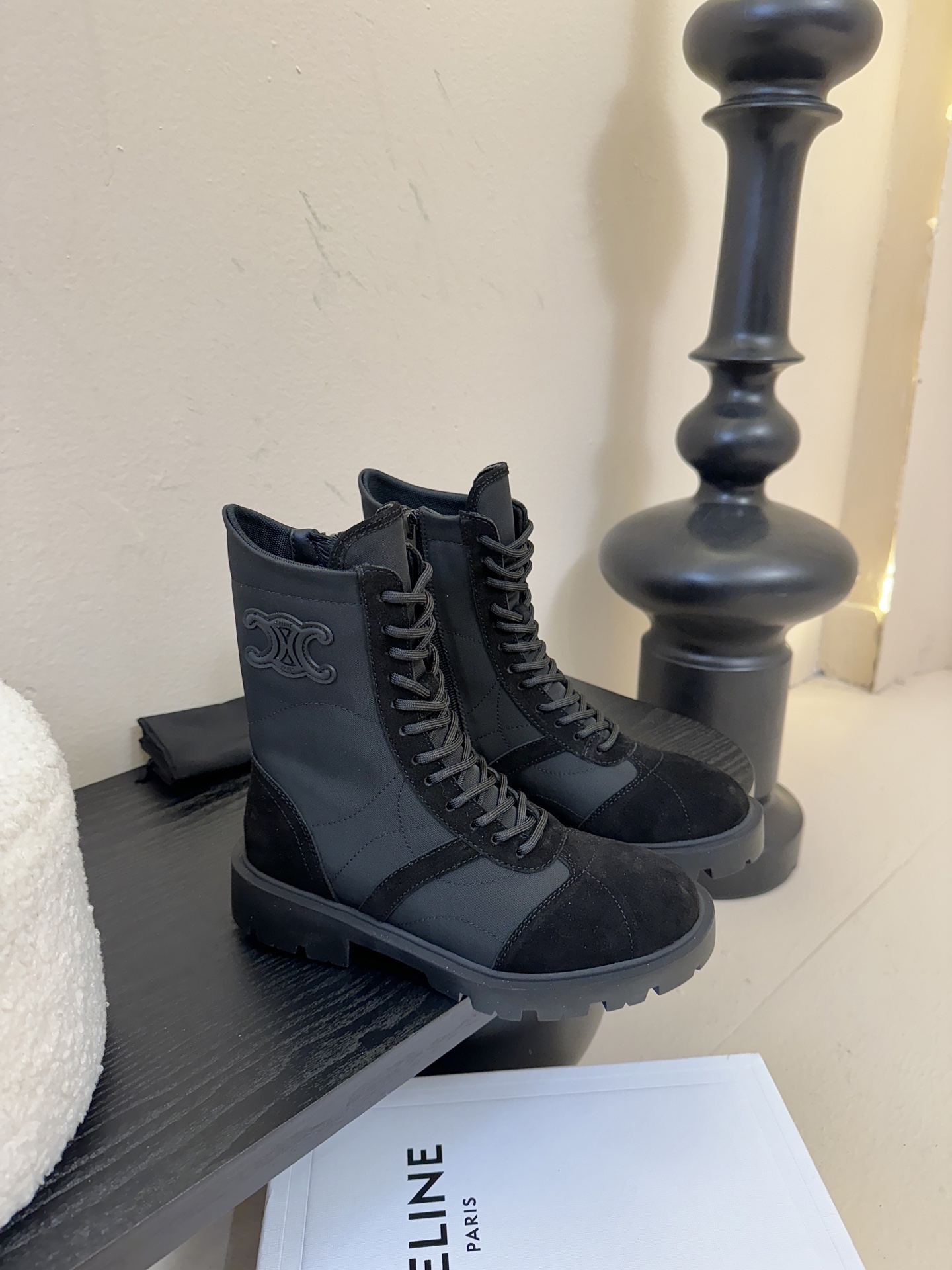 CELINE思琳秋冬最新走秀款Lisa同款马丁靴、好多明星网红上脚 无敌显瘦 上脚超级好看百搭 进口意大