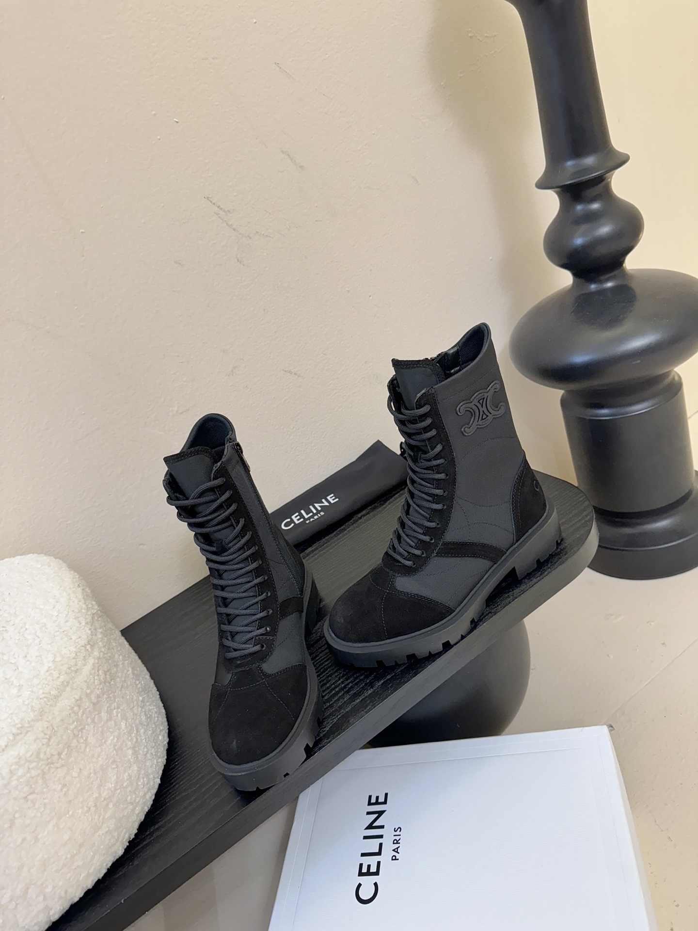 CELINE思琳秋冬最新走秀款Lisa同款马丁靴、好多明星网红上脚 无敌显瘦 上脚超级好看百搭 进口意大