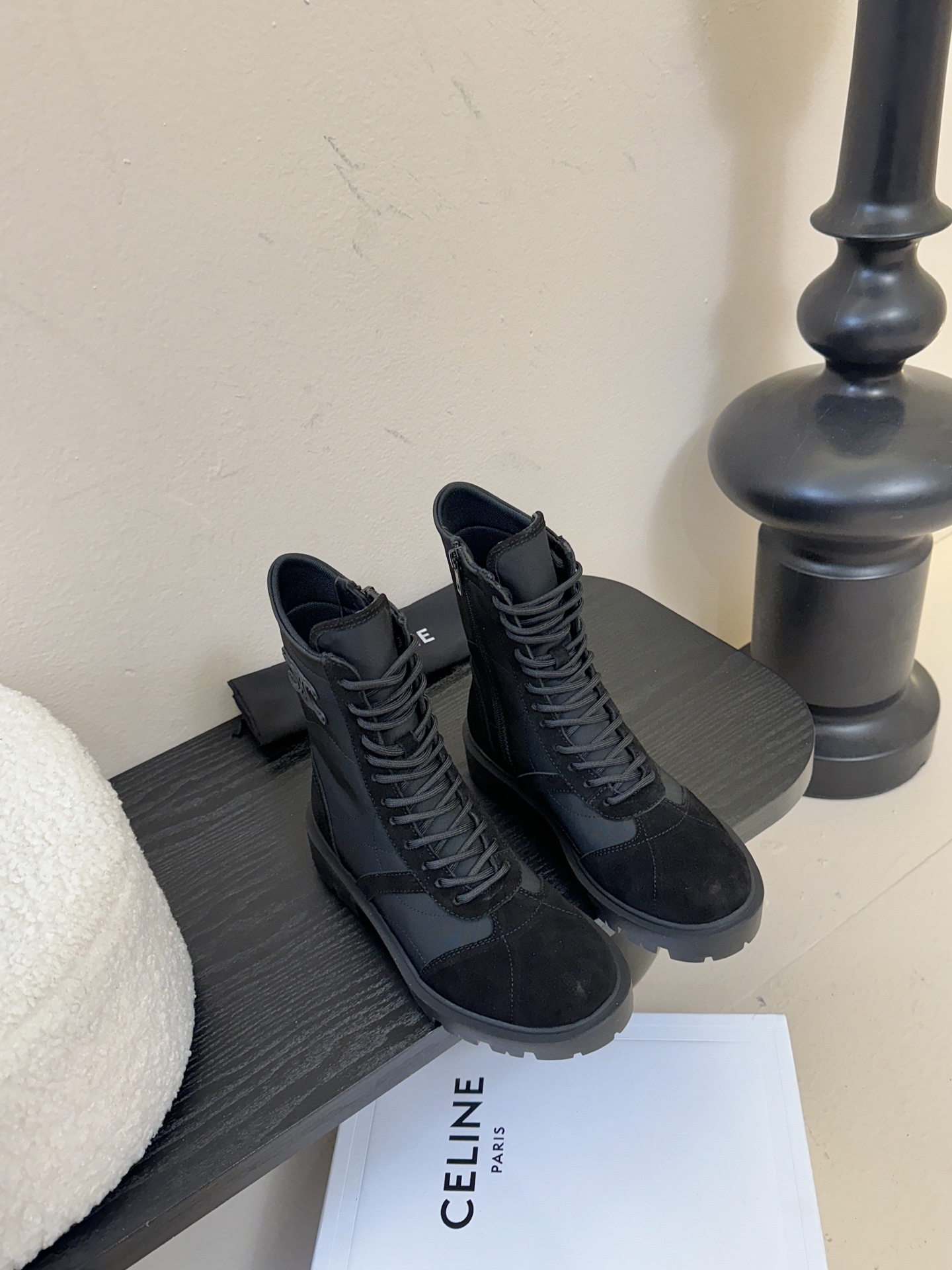 CELINE思琳秋冬最新走秀款Lisa同款马丁靴、好多明星网红上脚 无敌显瘦 上脚超级好看百搭 进口意大