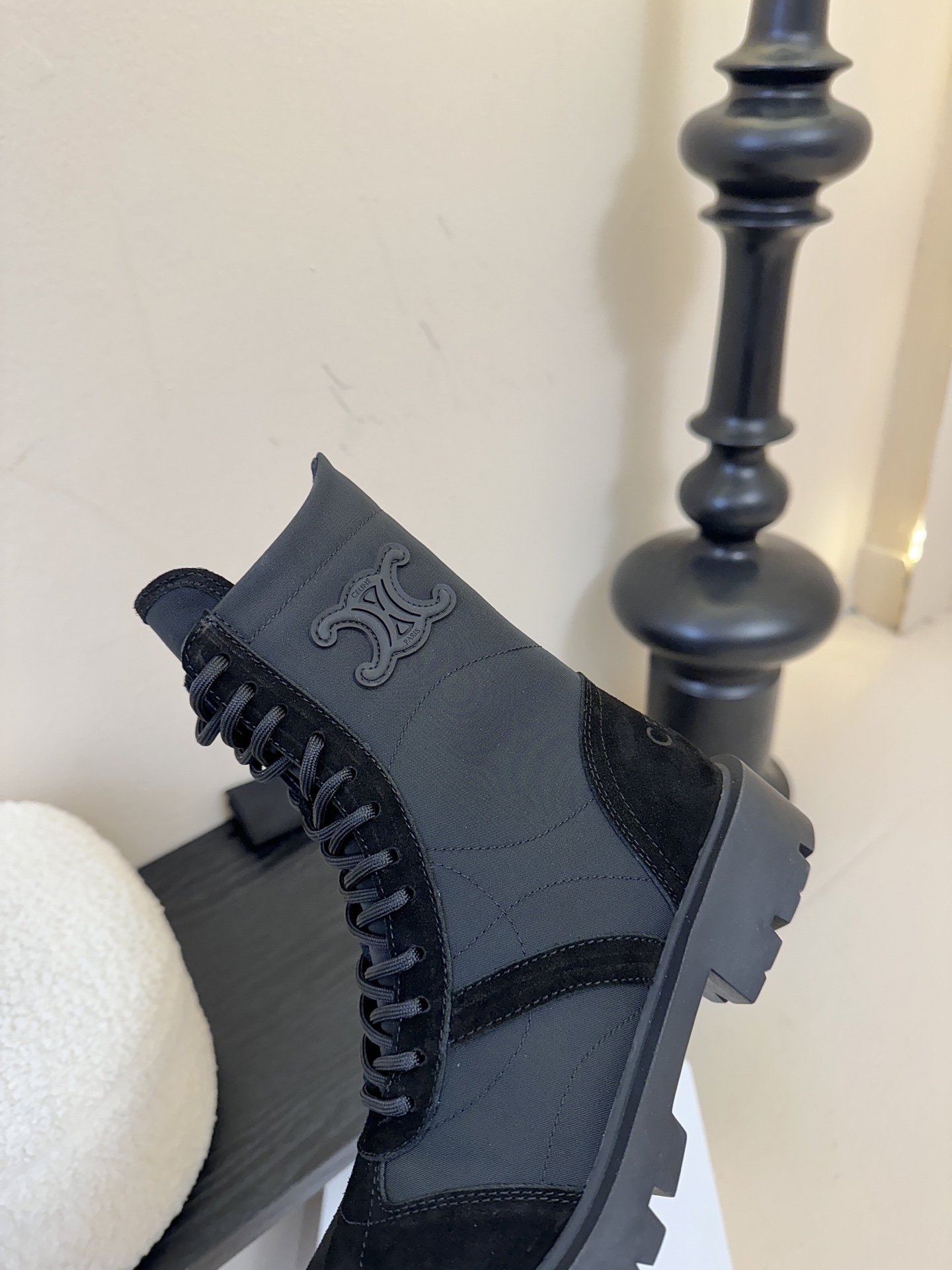 CELINE思琳秋冬最新走秀款Lisa同款马丁靴、好多明星网红上脚 无敌显瘦 上脚超级好看百搭 进口意大