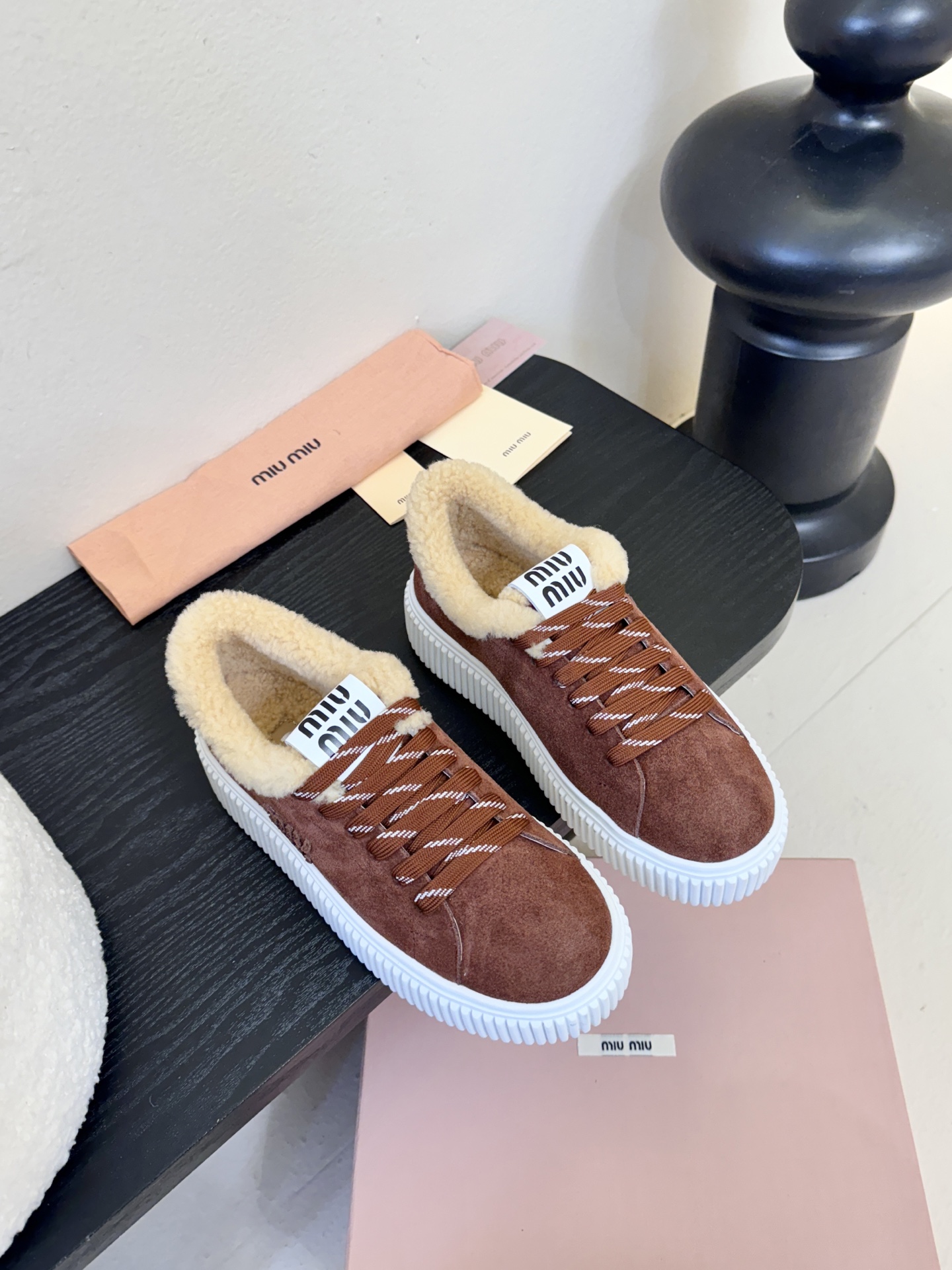 miumiu25秋冬新款进口深口羊毛单鞋简约造型，超轻原版开模鞋底，脚感妥妥满分好穿好搭，鞋面：进口高丝