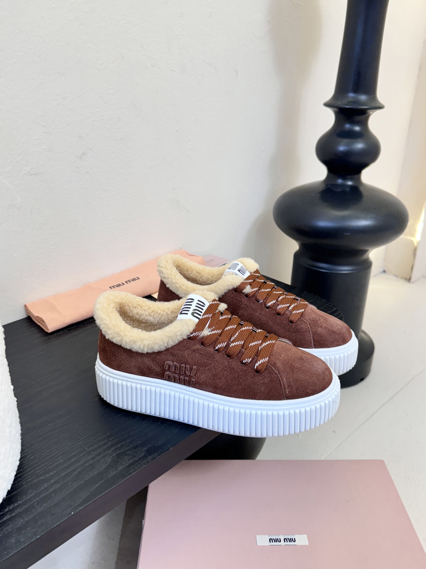 miumiu25秋冬新款进口深口羊毛单鞋简约造型，超轻原版开模鞋底，脚感妥妥满分好穿好搭，鞋面：进口高丝