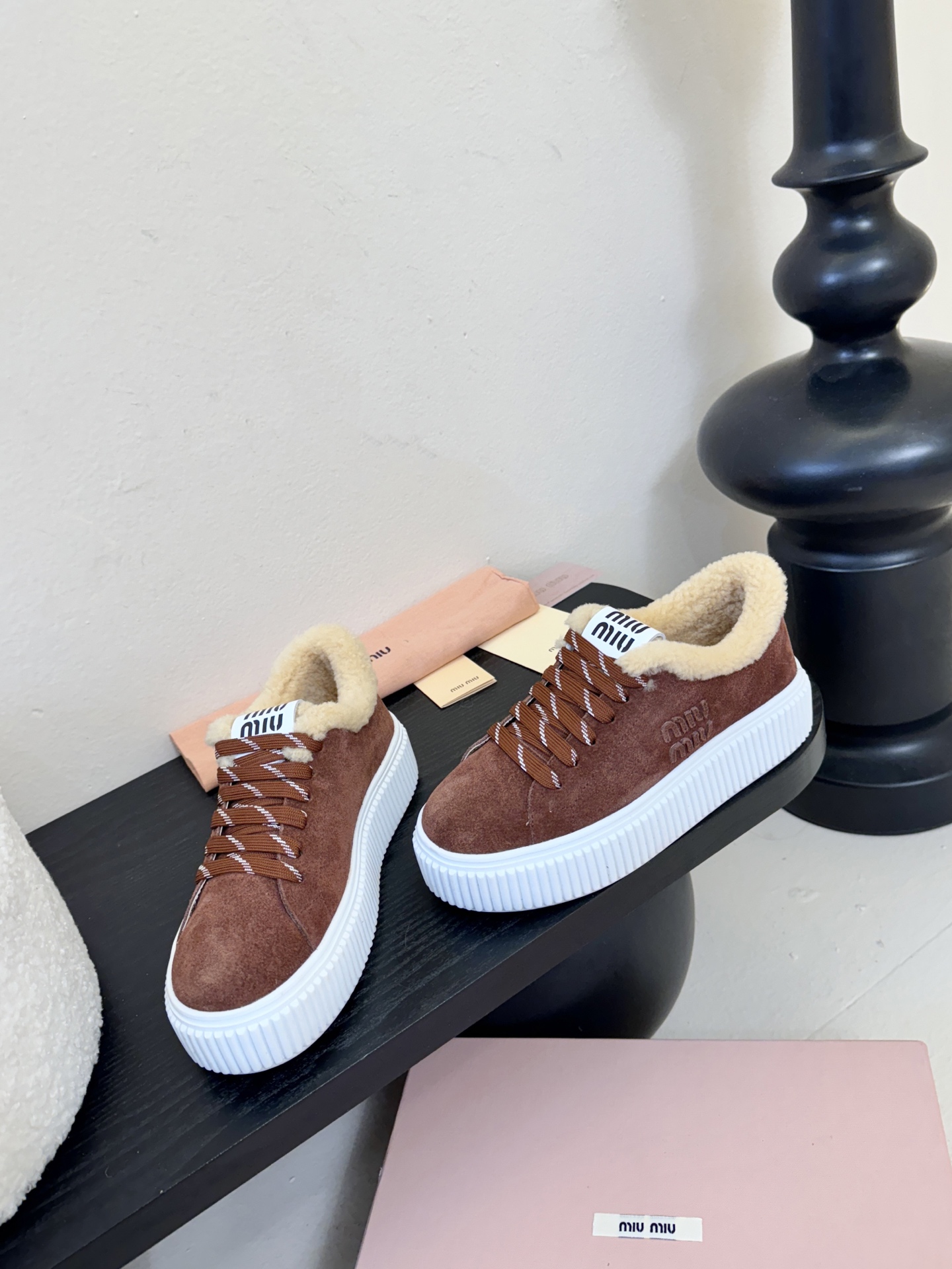 miumiu25秋冬新款进口深口羊毛单鞋简约造型，超轻原版开模鞋底，脚感妥妥满分好穿好搭，鞋面：进口高丝