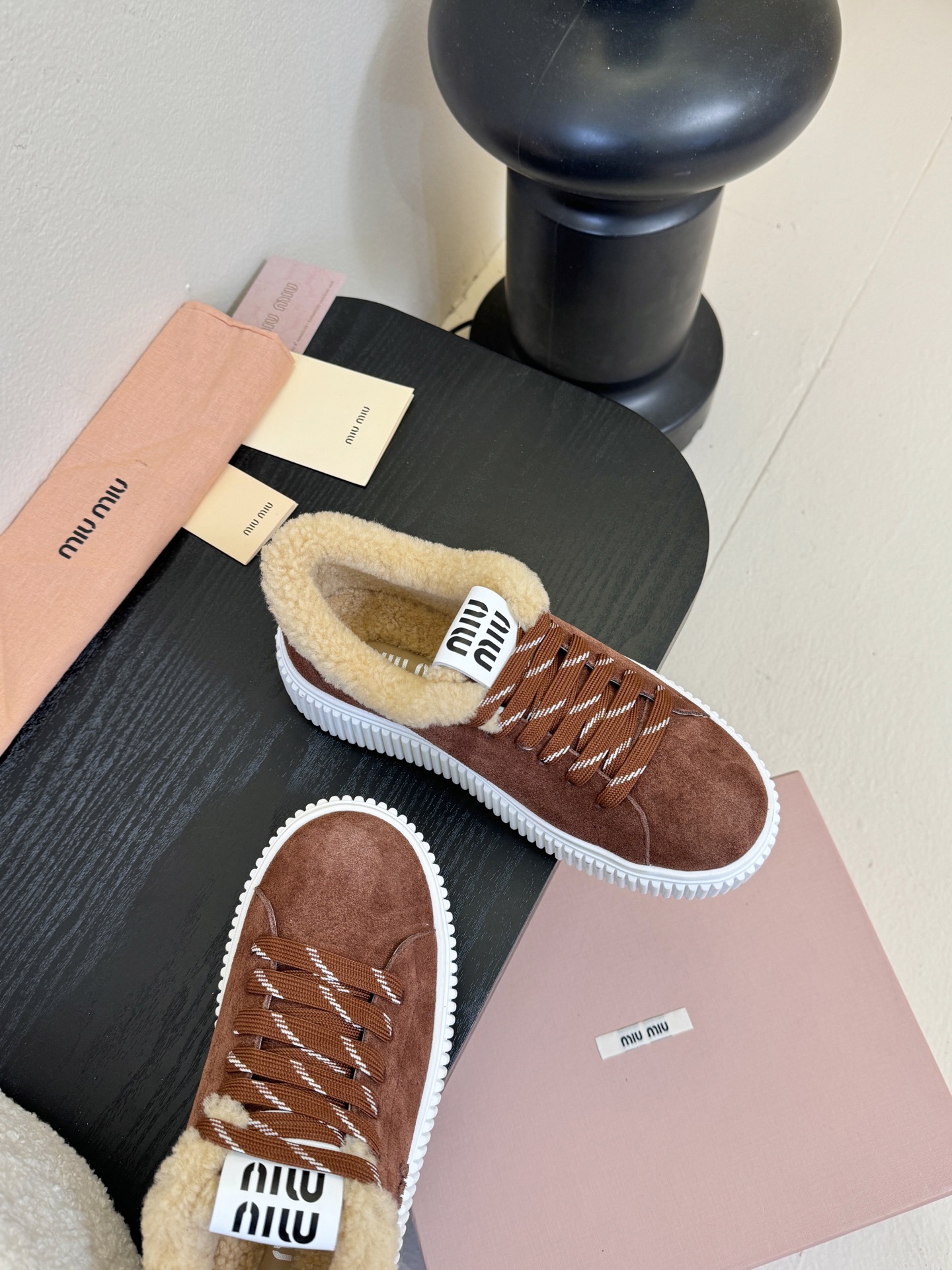 miumiu25秋冬新款进口深口羊毛单鞋简约造型，超轻原版开模鞋底，脚感妥妥满分好穿好搭，鞋面：进口高丝
