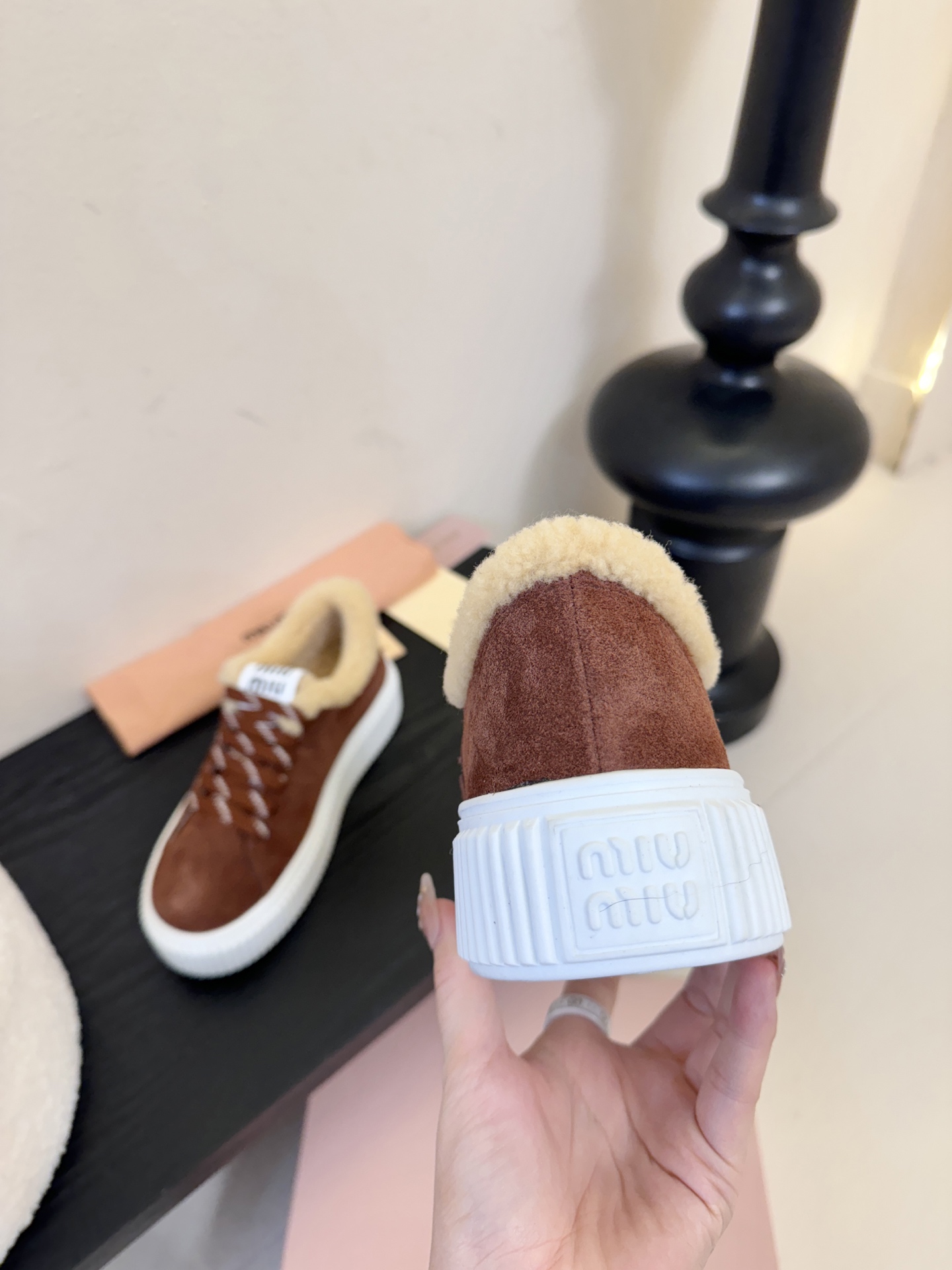 miumiu25秋冬新款进口深口羊毛单鞋简约造型，超轻原版开模鞋底，脚感妥妥满分好穿好搭，鞋面：进口高丝