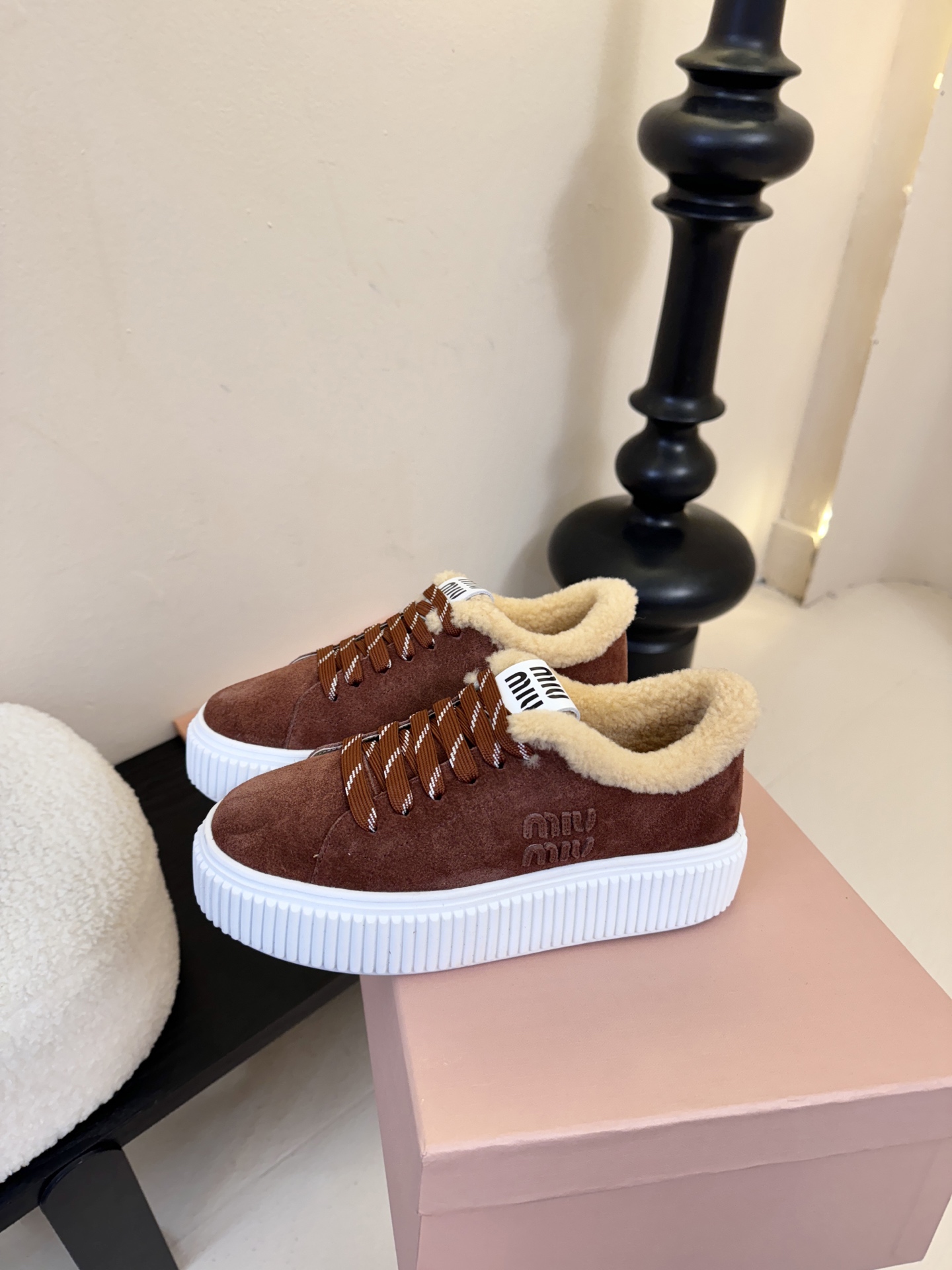 miumiu25秋冬新款进口深口羊毛单鞋简约造型，超轻原版开模鞋底，脚感妥妥满分好穿好搭，鞋面：进口高丝