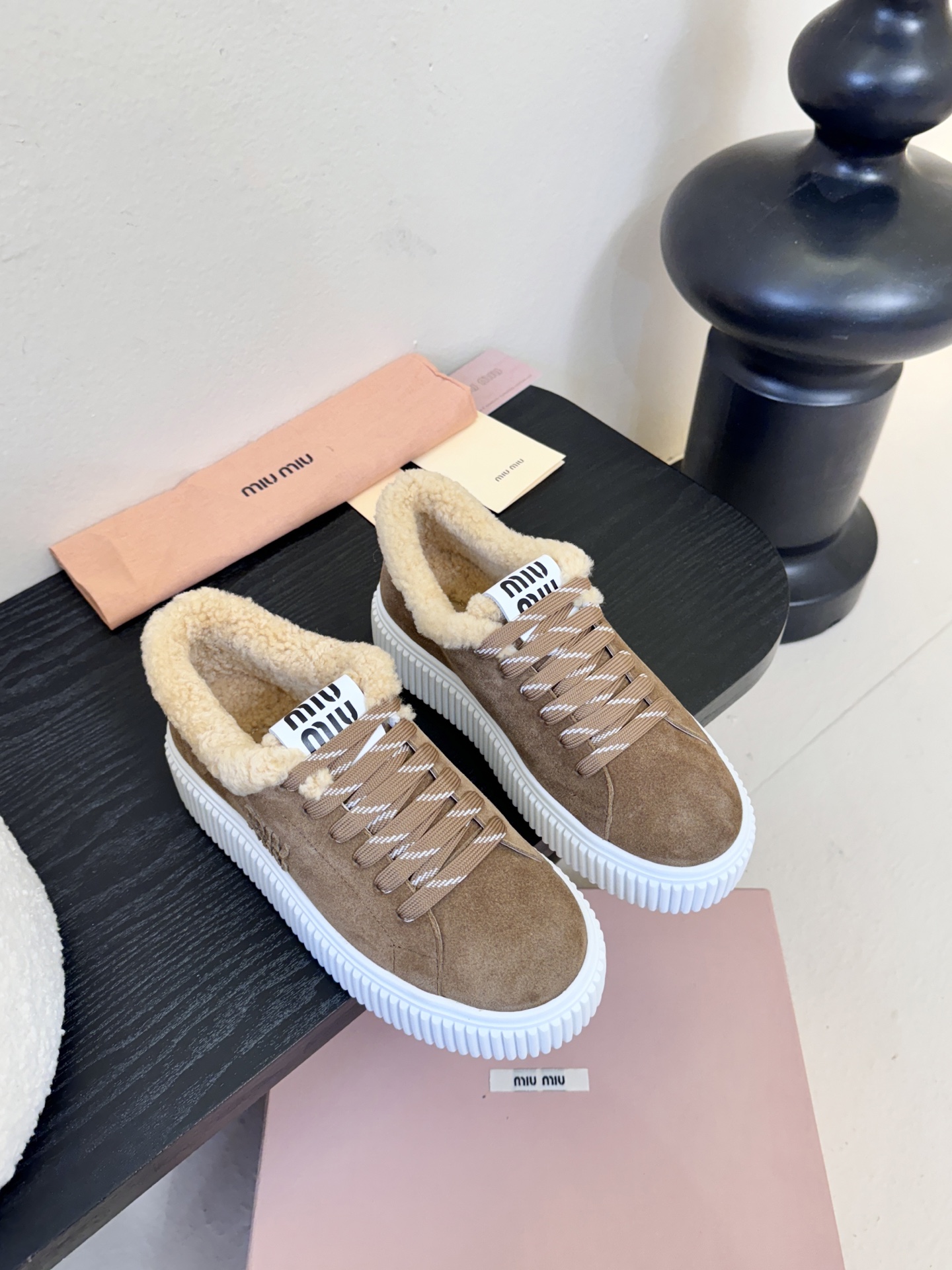 miumiu25秋冬新款进口深口羊毛单鞋简约造型，超轻原版开模鞋底，脚感妥妥满分好穿好搭，鞋面：进口高丝