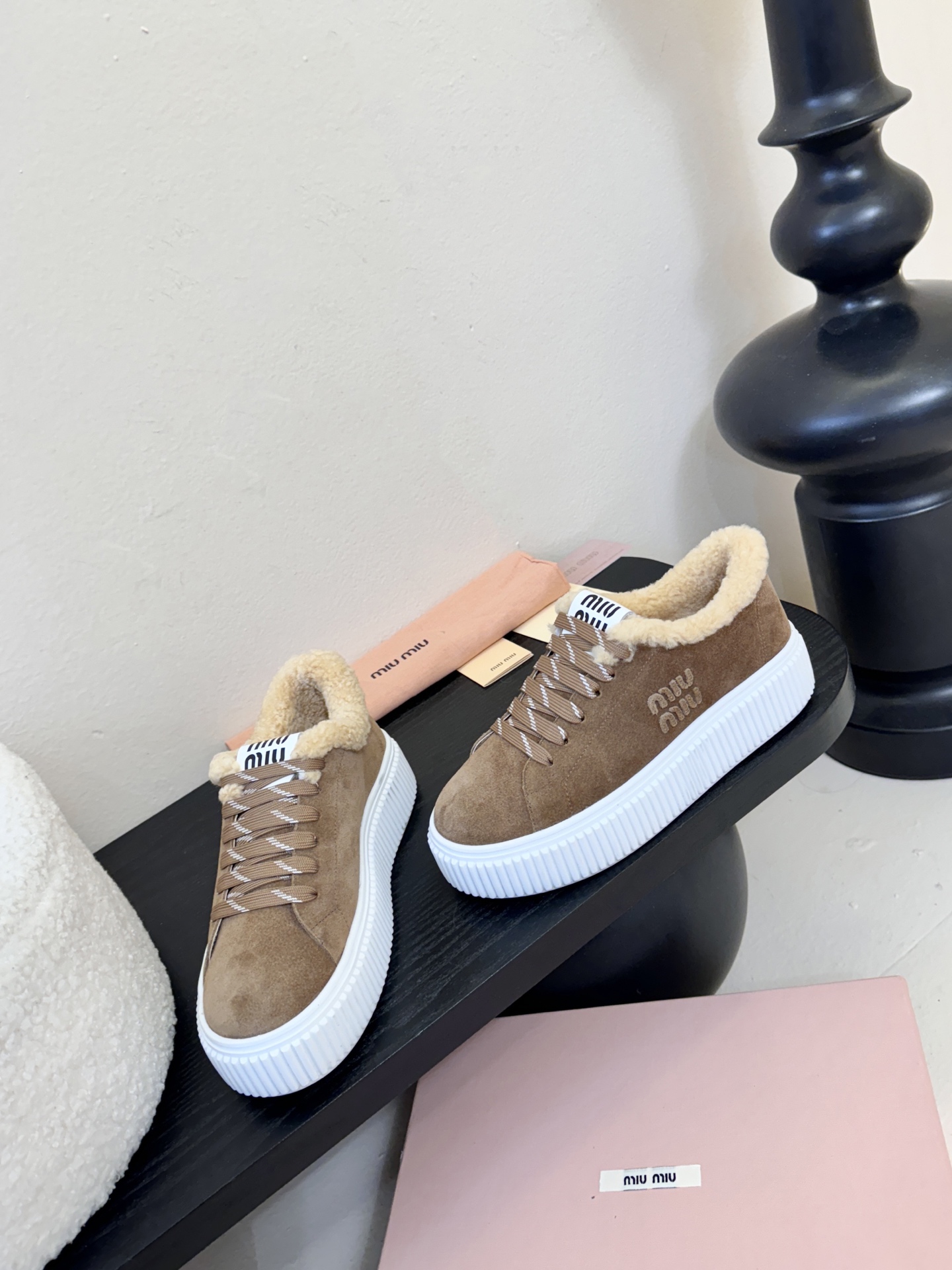 miumiu25秋冬新款进口深口羊毛单鞋简约造型，超轻原版开模鞋底，脚感妥妥满分好穿好搭，鞋面：进口高丝