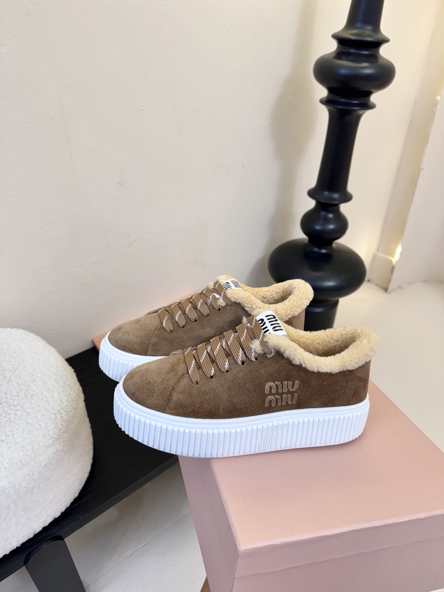 miumiu25秋冬新款进口深口羊毛单鞋简约造型，超轻原版开模鞋底，脚感妥妥满分好穿好搭，鞋面：进口高丝