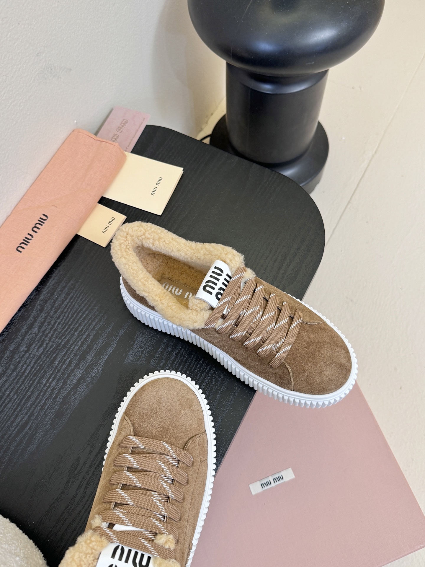 miumiu25秋冬新款进口深口羊毛单鞋简约造型，超轻原版开模鞋底，脚感妥妥满分好穿好搭，鞋面：进口高丝