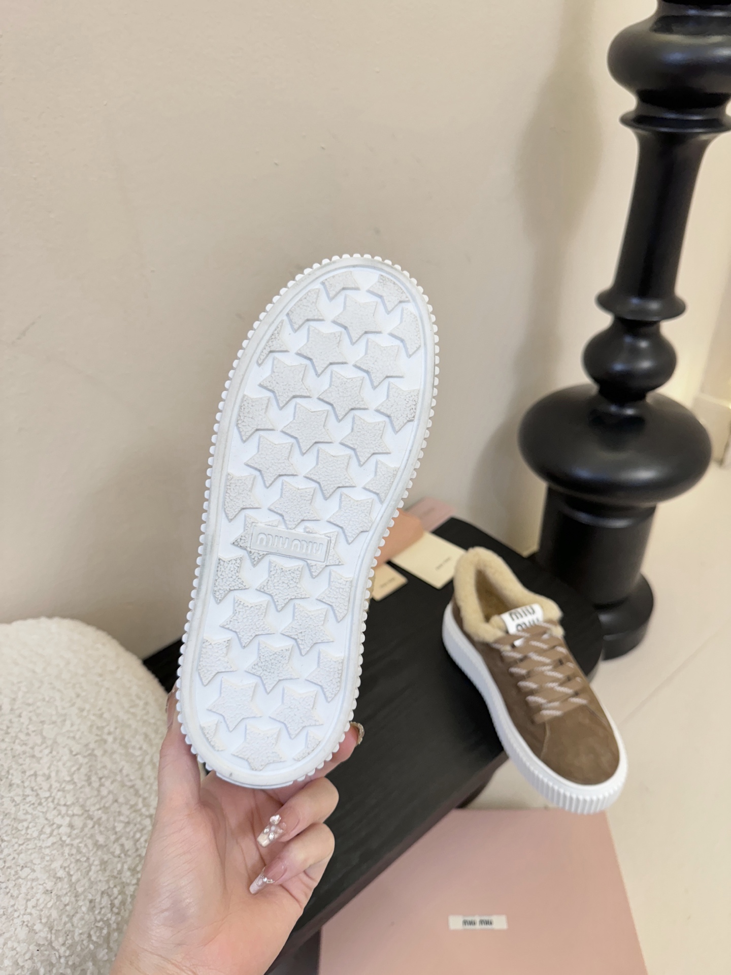 miumiu25秋冬新款进口深口羊毛单鞋简约造型，超轻原版开模鞋底，脚感妥妥满分好穿好搭，鞋面：进口高丝